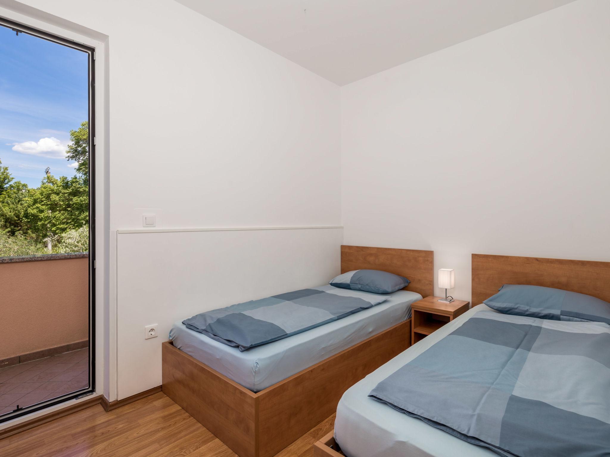 Foto 13 - Apartamento de 2 habitaciones en Krk con piscina y vistas al mar