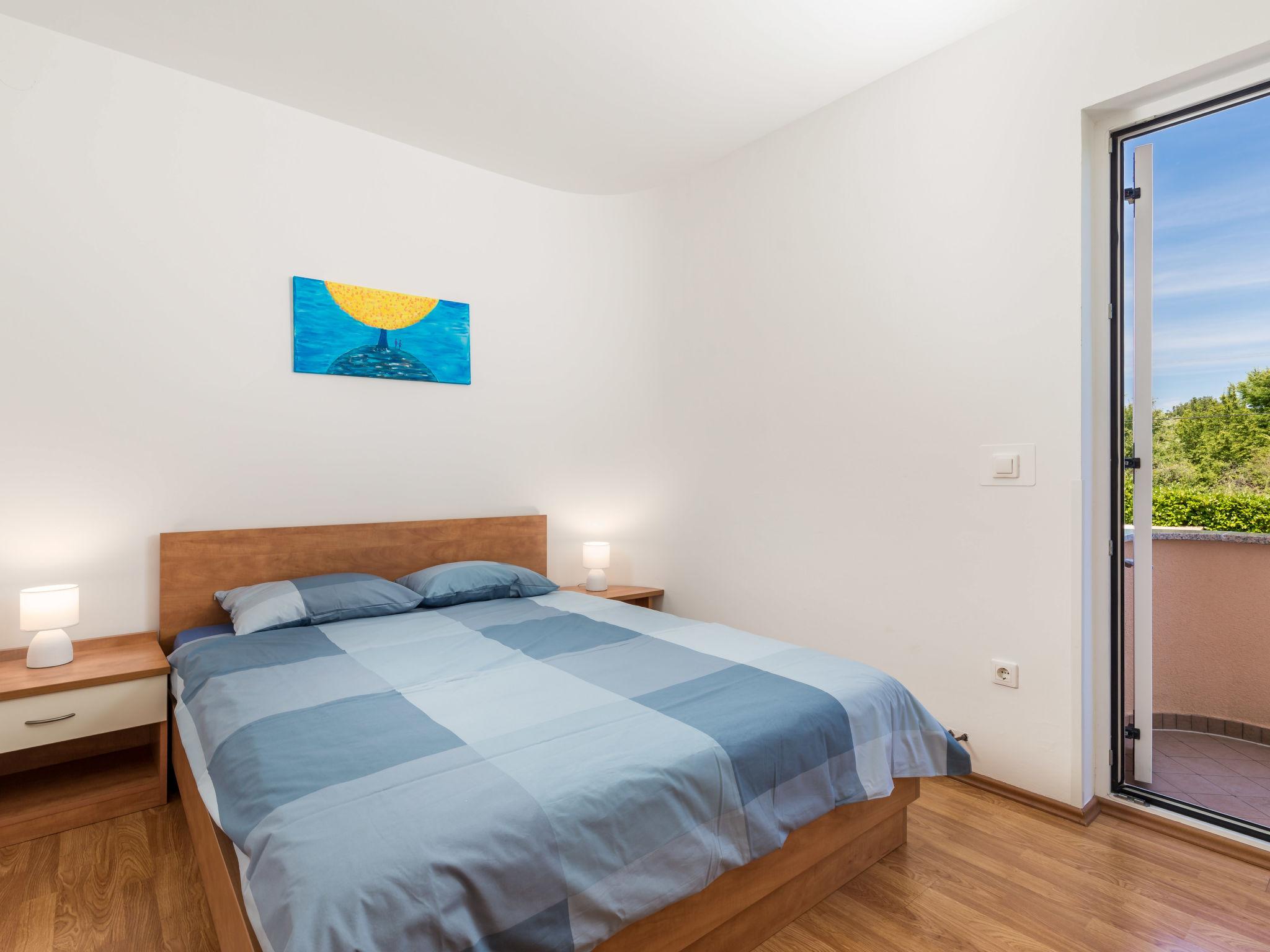 Foto 11 - Apartamento de 2 habitaciones en Krk con piscina y vistas al mar