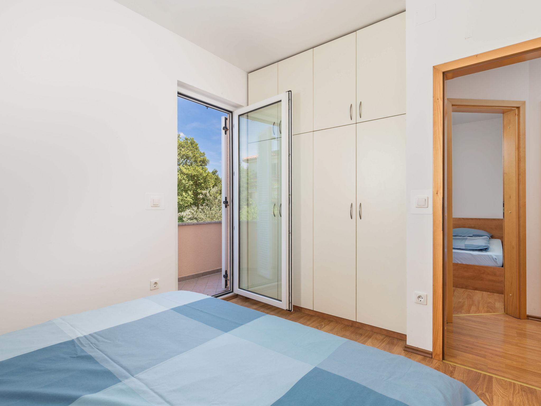 Foto 12 - Appartamento con 2 camere da letto a Krk con piscina e vista mare