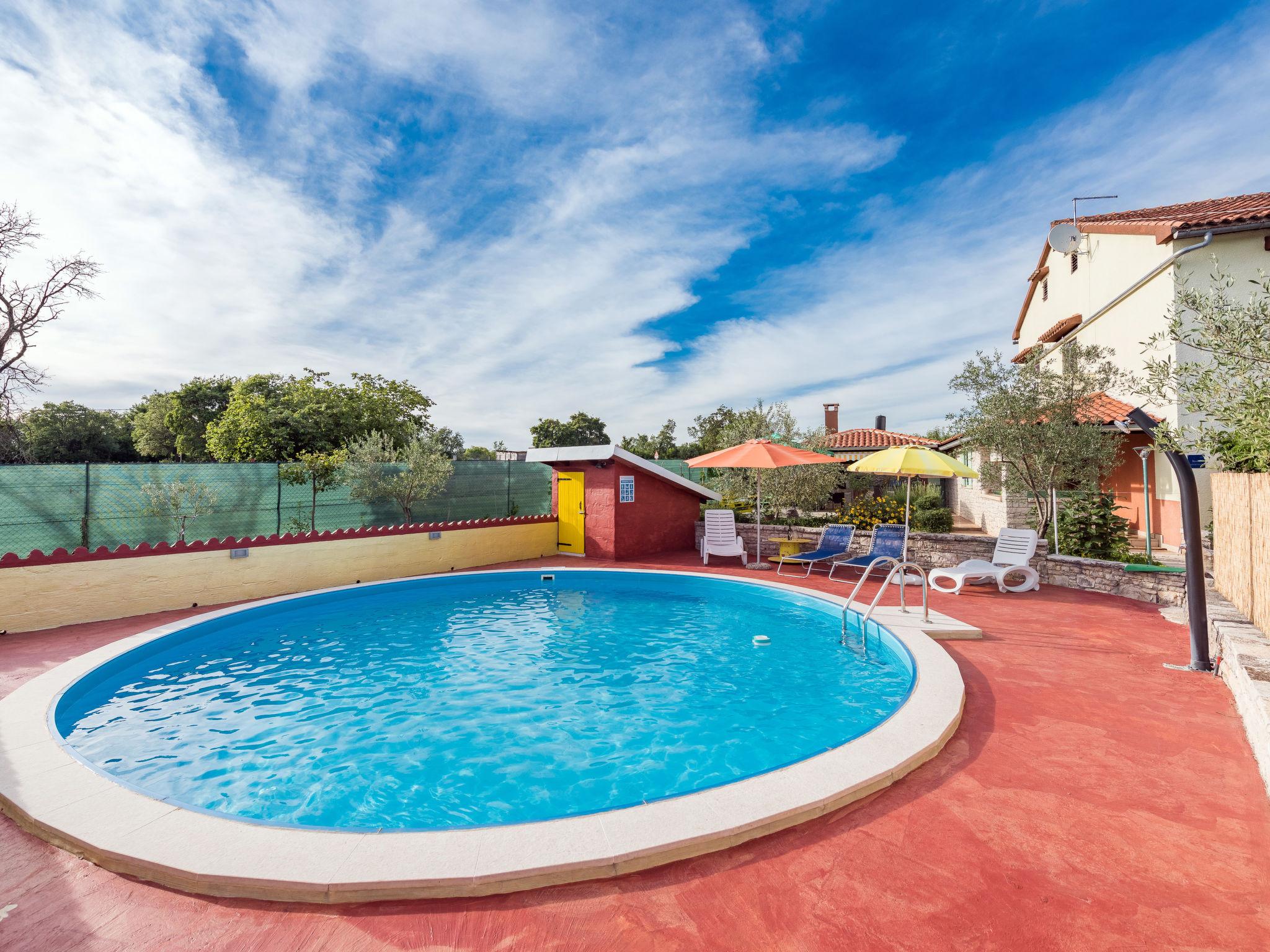 Foto 17 - Apartamento de 2 habitaciones en Tinjan con piscina privada y terraza