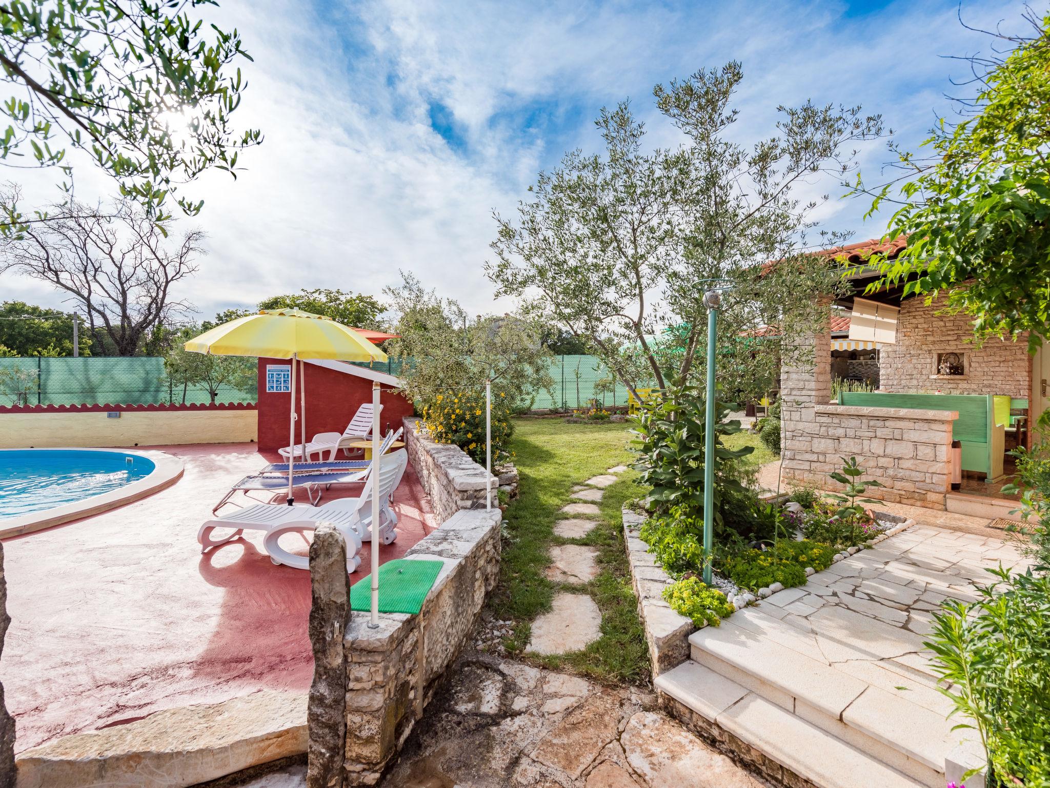 Foto 19 - Appartamento con 2 camere da letto a Tinjan con piscina privata e terrazza