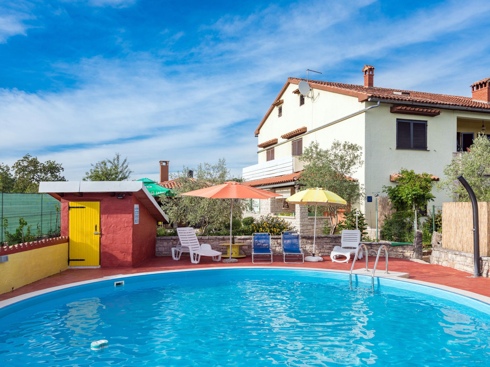 Foto 1 - Apartamento de 2 habitaciones en Tinjan con piscina privada y terraza