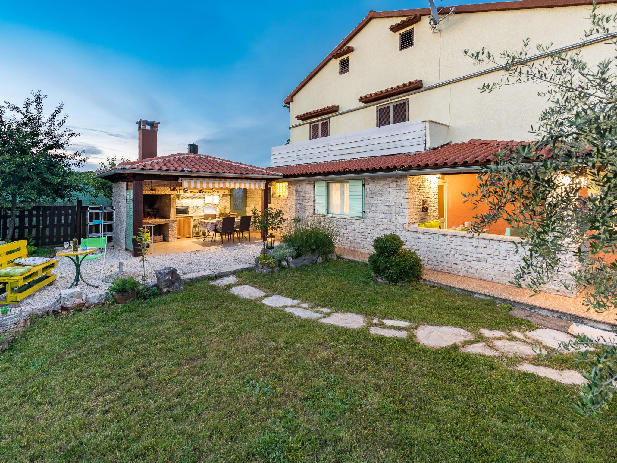 Foto 2 - Apartamento de 2 quartos em Tinjan com piscina privada e terraço