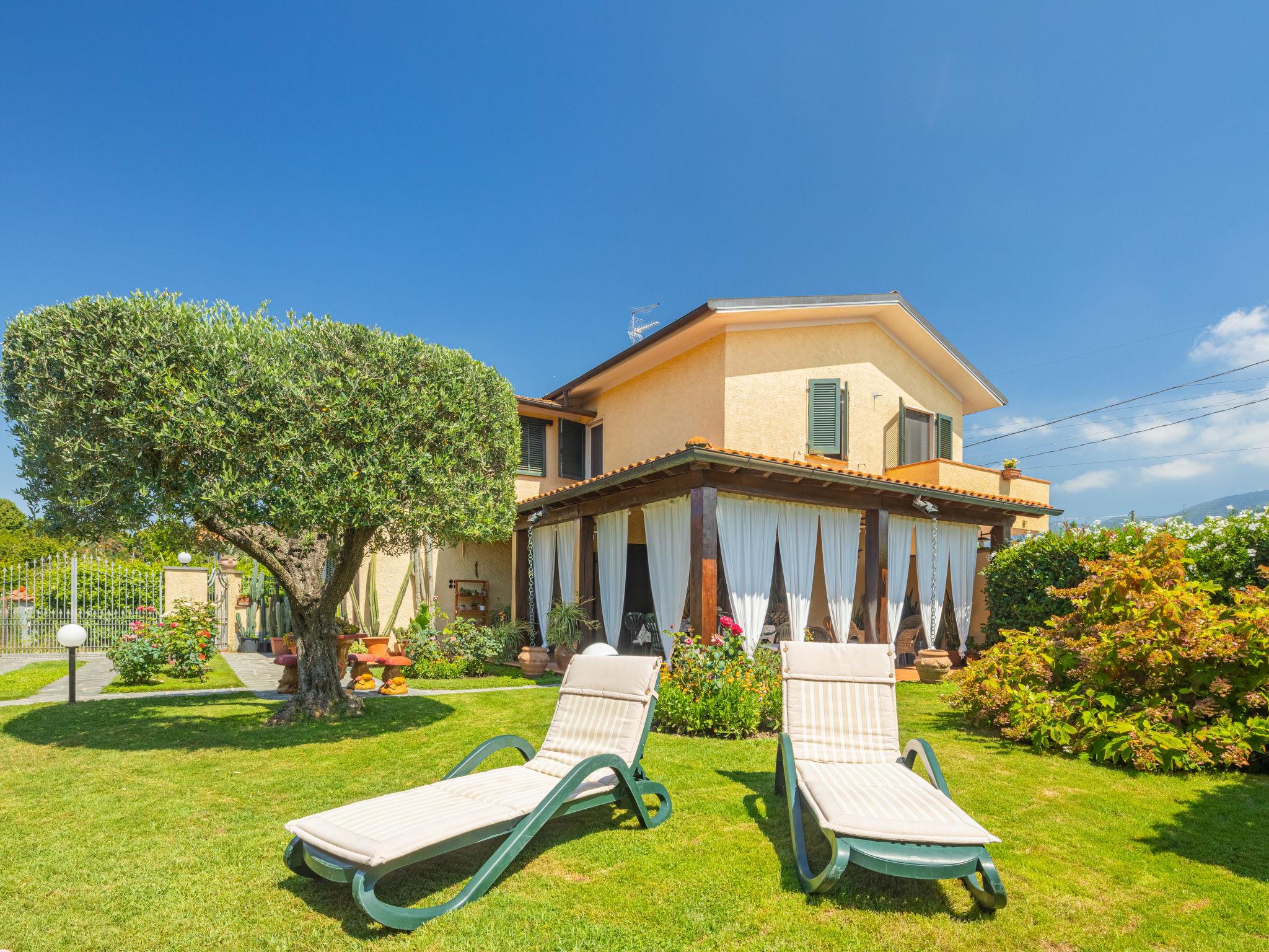 Photo 1 - Maison de 3 chambres à Pietrasanta avec jardin et vues à la mer