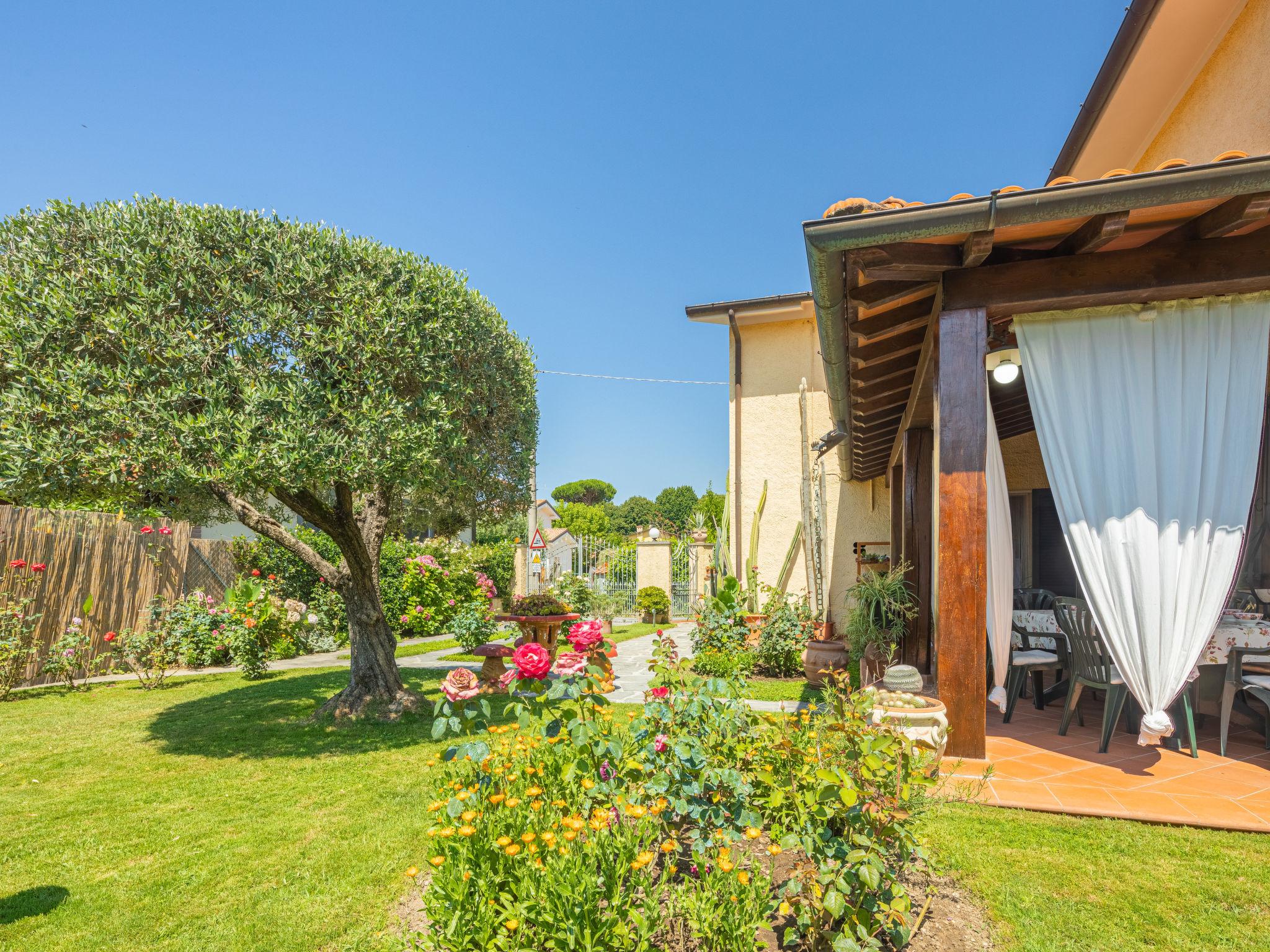 Photo 3 - Maison de 3 chambres à Pietrasanta avec jardin et vues à la mer