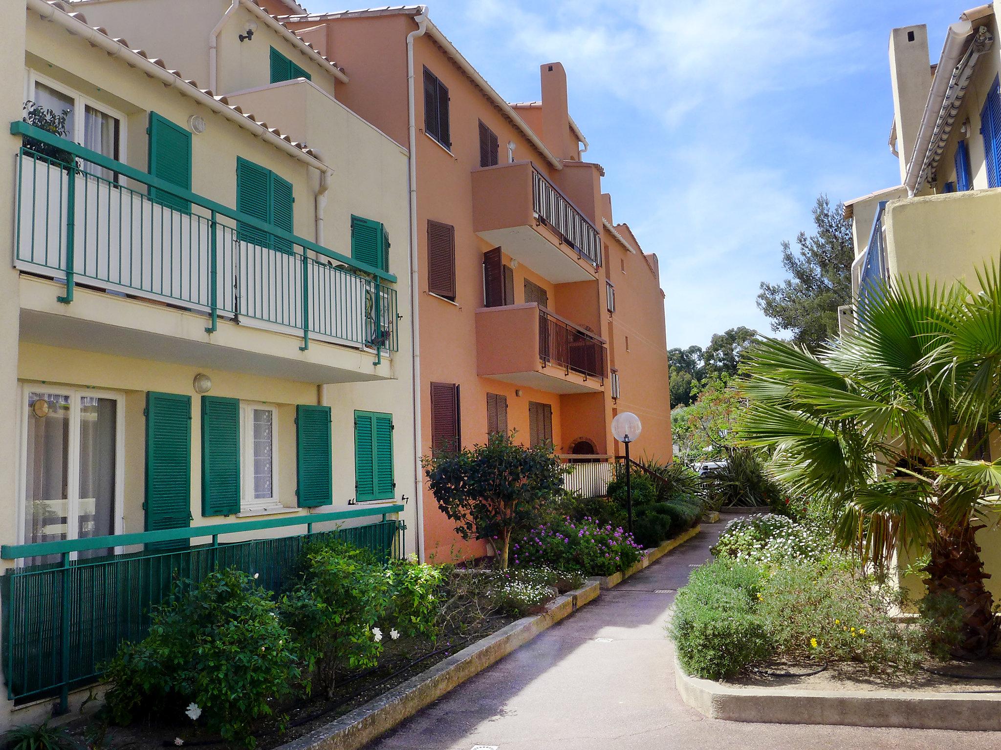 Foto 17 - Apartamento de 2 quartos em Cavalaire-sur-Mer com jardim e terraço