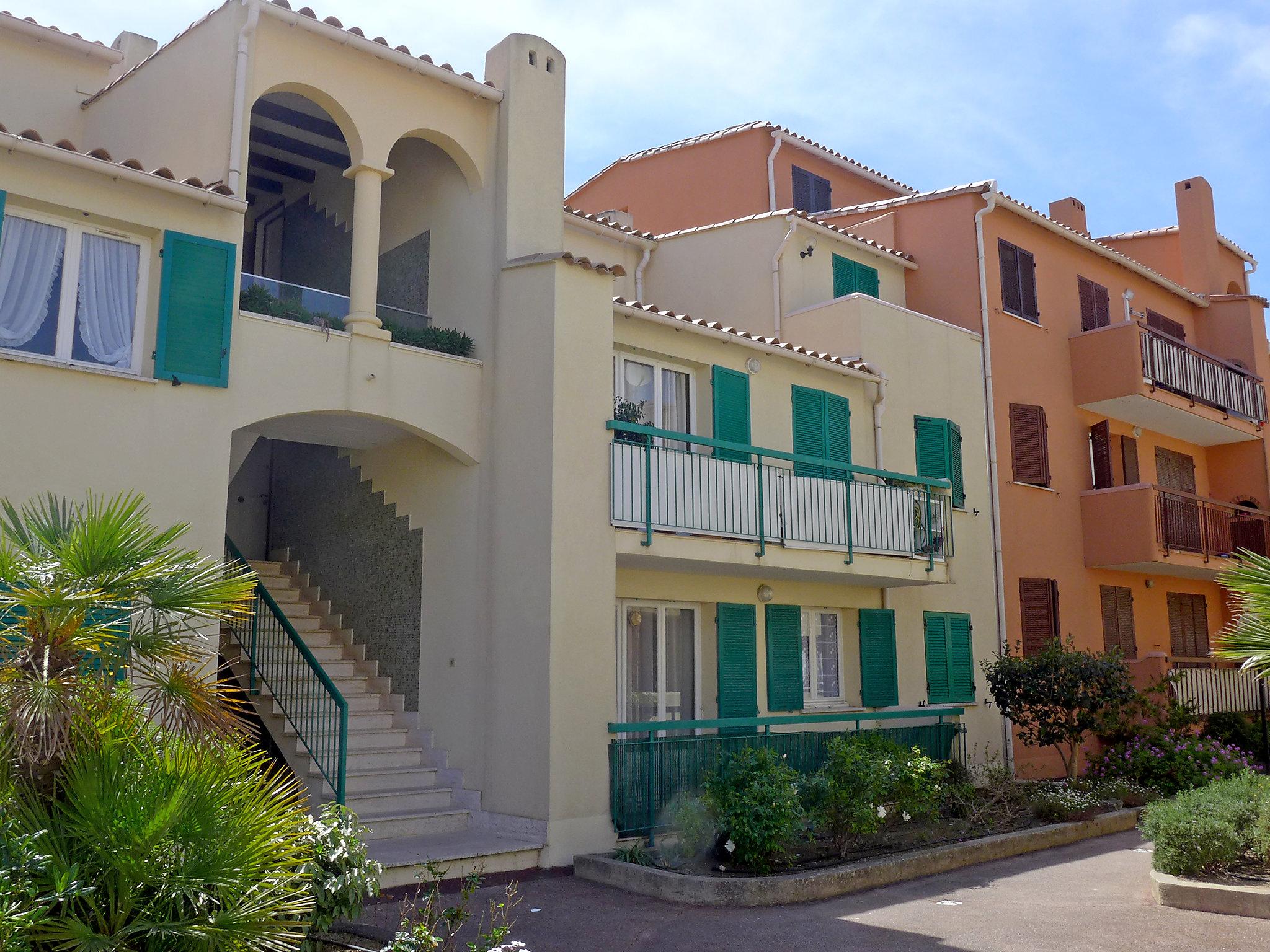 Foto 1 - Apartamento de 2 habitaciones en Cavalaire-sur-Mer con jardín y vistas al mar