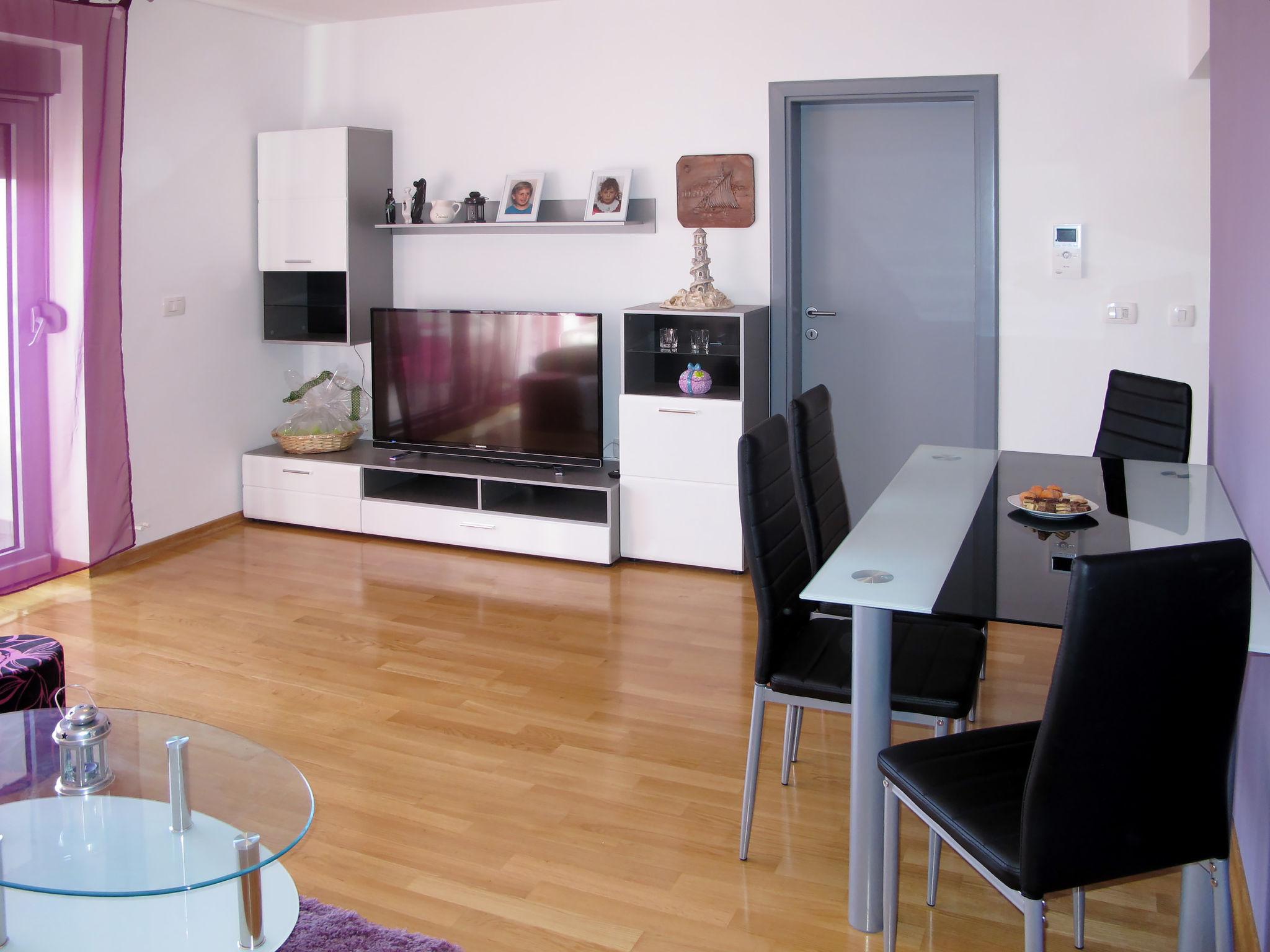 Foto 10 - Apartamento de 1 habitación en Rovinj con vistas al mar