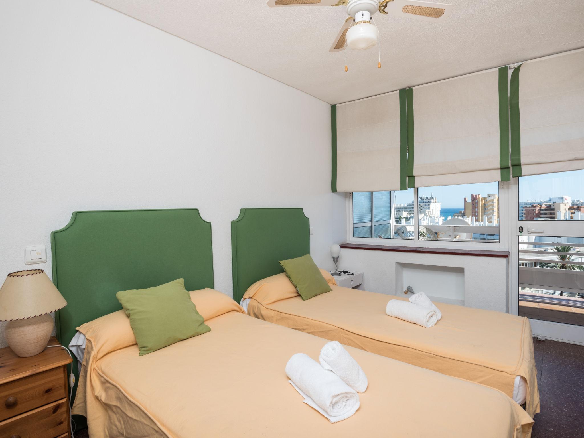 Foto 3 - Appartamento con 2 camere da letto a Torremolinos con giardino e vista mare