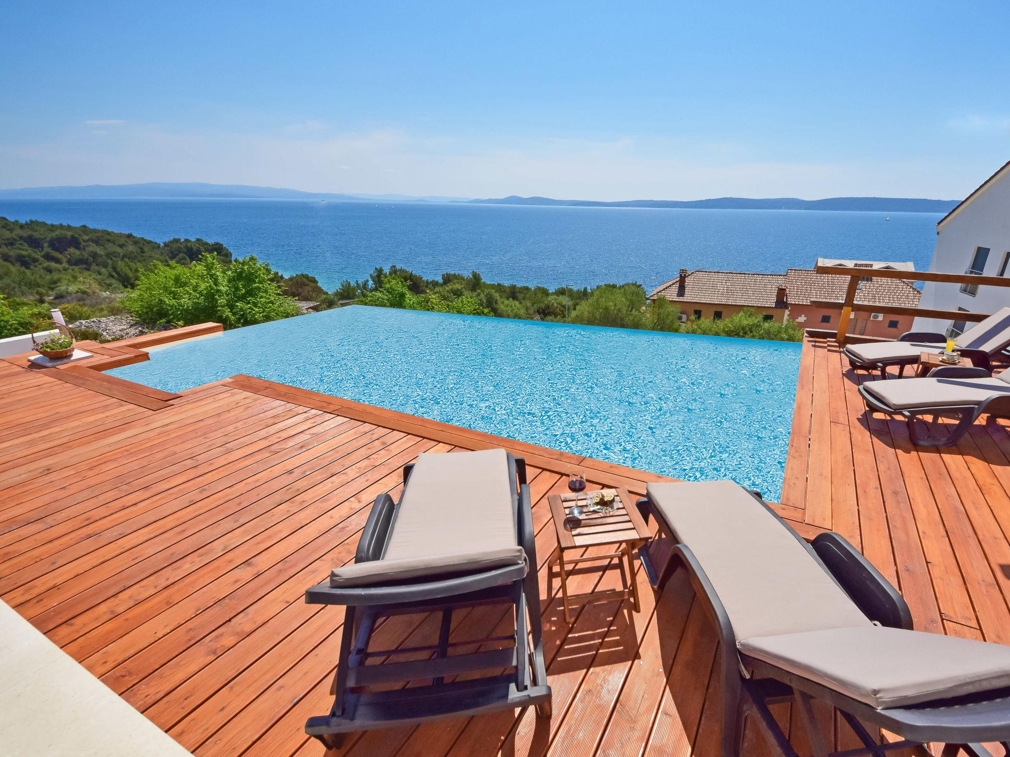 Photo 1 - Maison de 3 chambres à Okrug avec piscine privée et terrasse