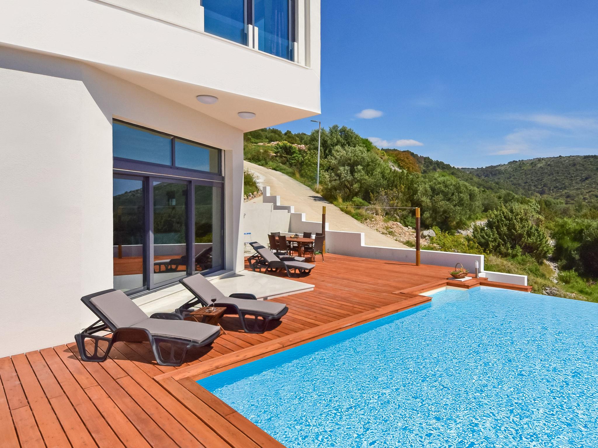 Photo 2 - Maison de 3 chambres à Okrug avec piscine privée et terrasse