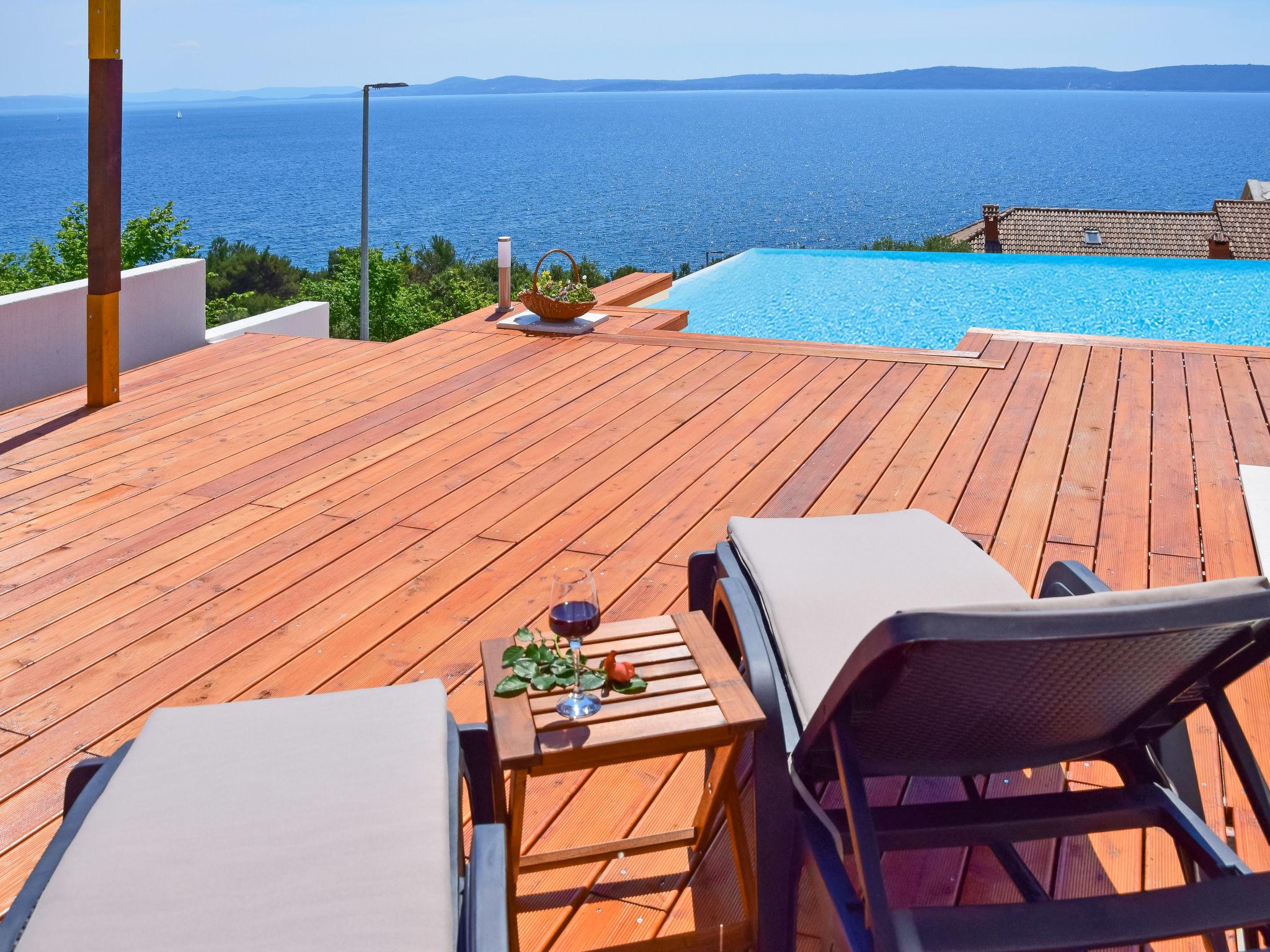 Photo 3 - Maison de 3 chambres à Okrug avec piscine privée et terrasse