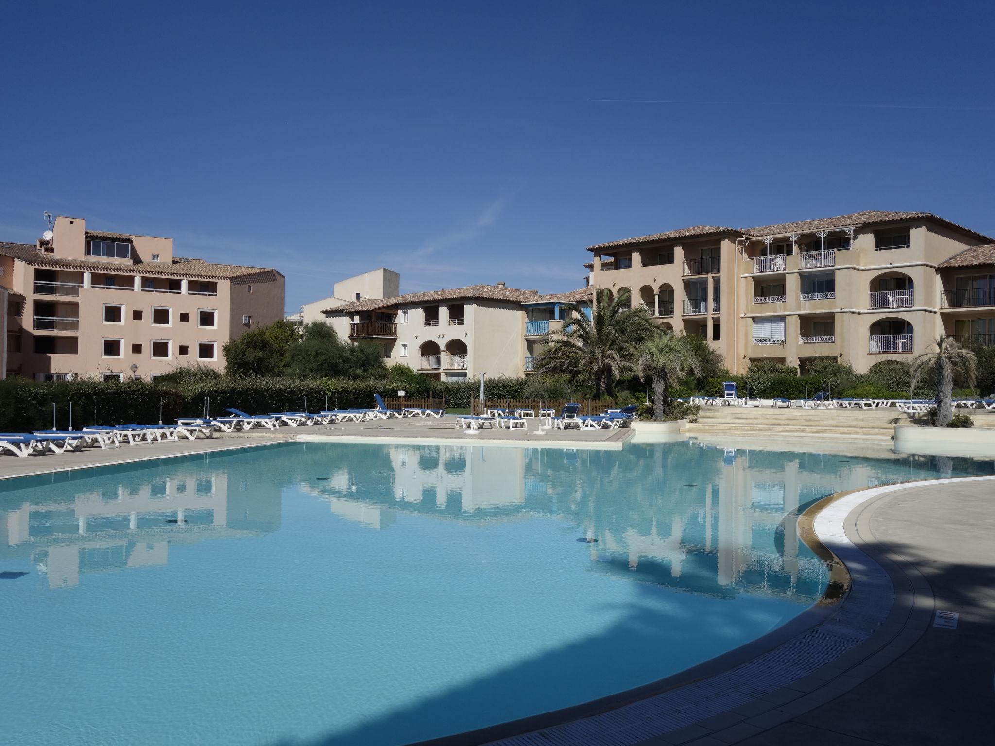 Photo 6 - 2 bedroom Apartment in Six-Fours-les-Plages with swimming pool and sea view