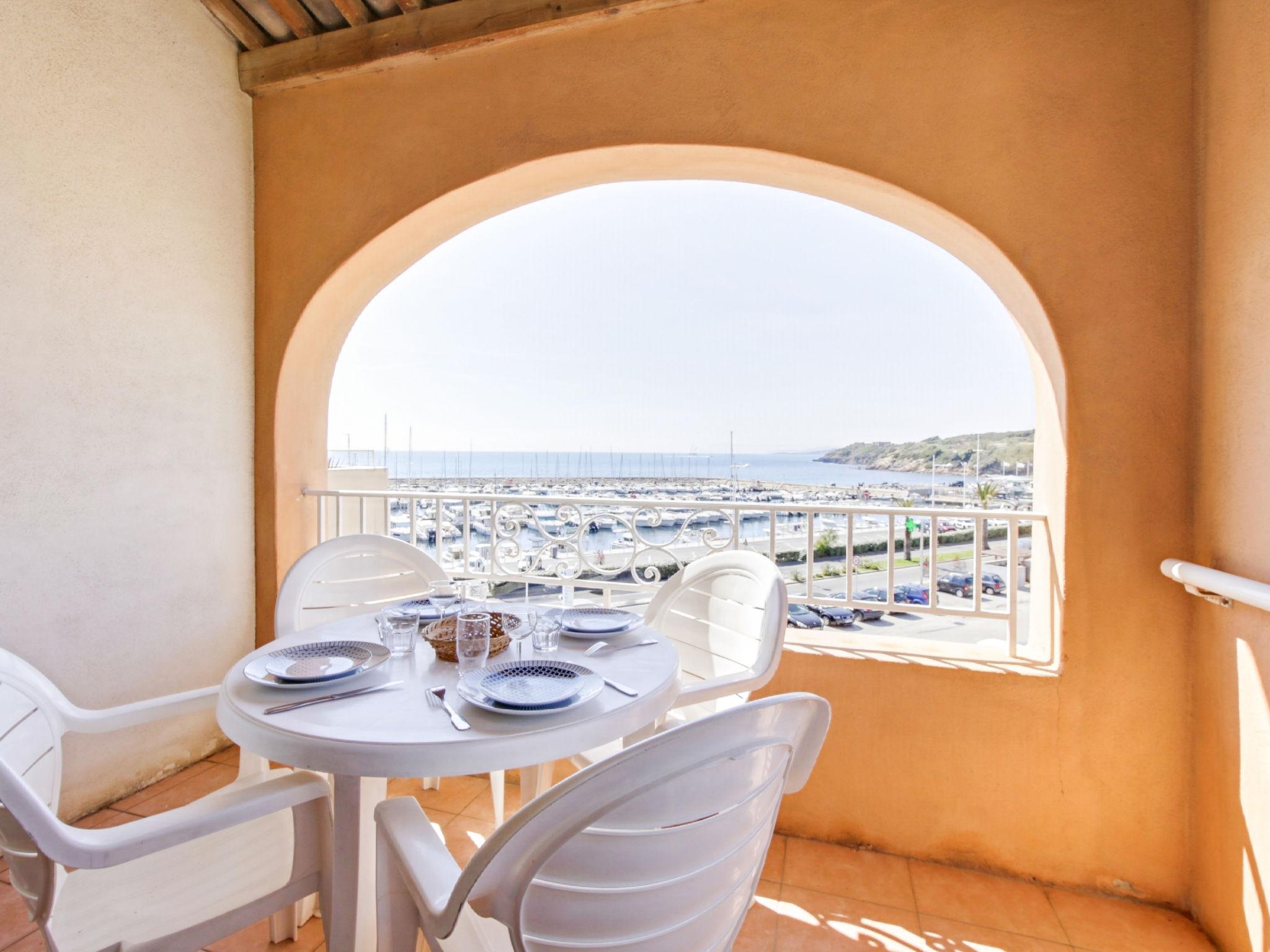 Photo 2 - Appartement de 2 chambres à Six-Fours-les-Plages avec piscine et vues à la mer