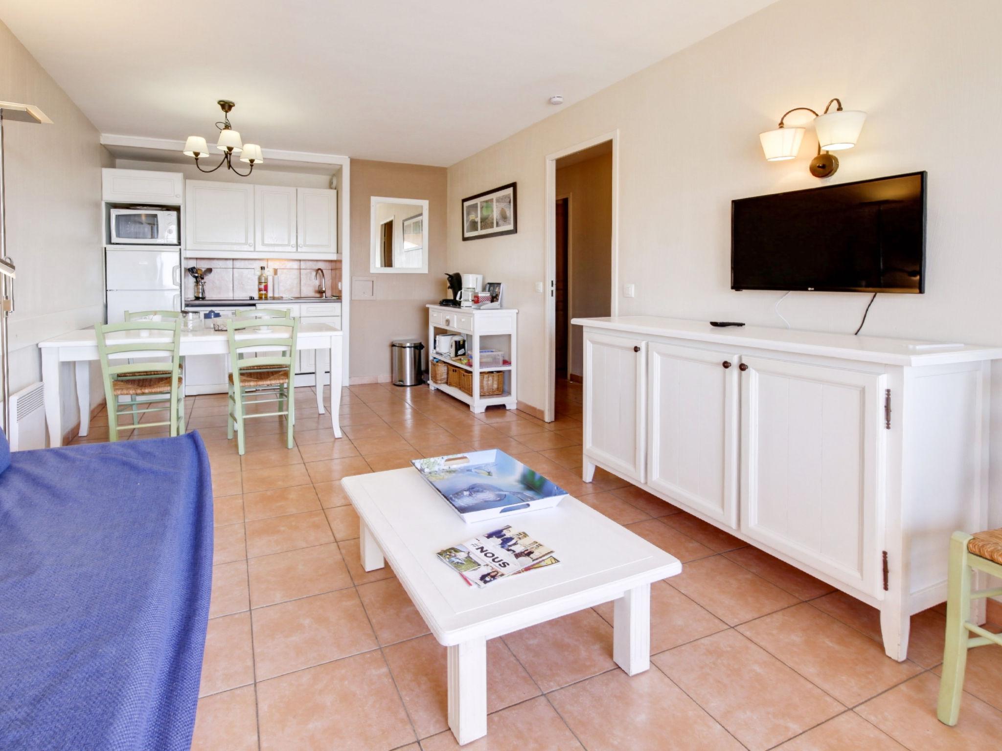 Photo 9 - 2 bedroom Apartment in Six-Fours-les-Plages with swimming pool and terrace