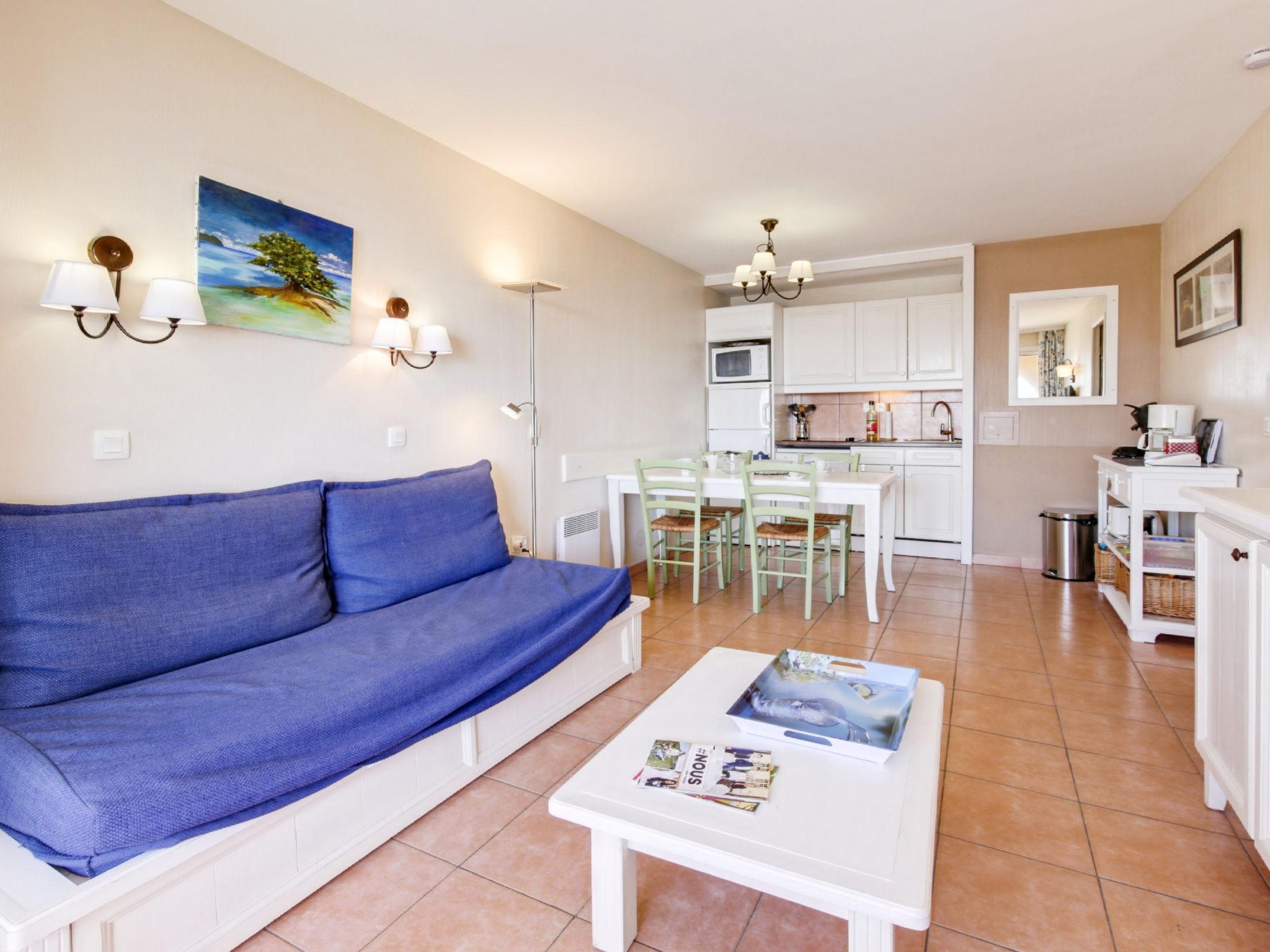 Photo 3 - 2 bedroom Apartment in Six-Fours-les-Plages with swimming pool and sea view