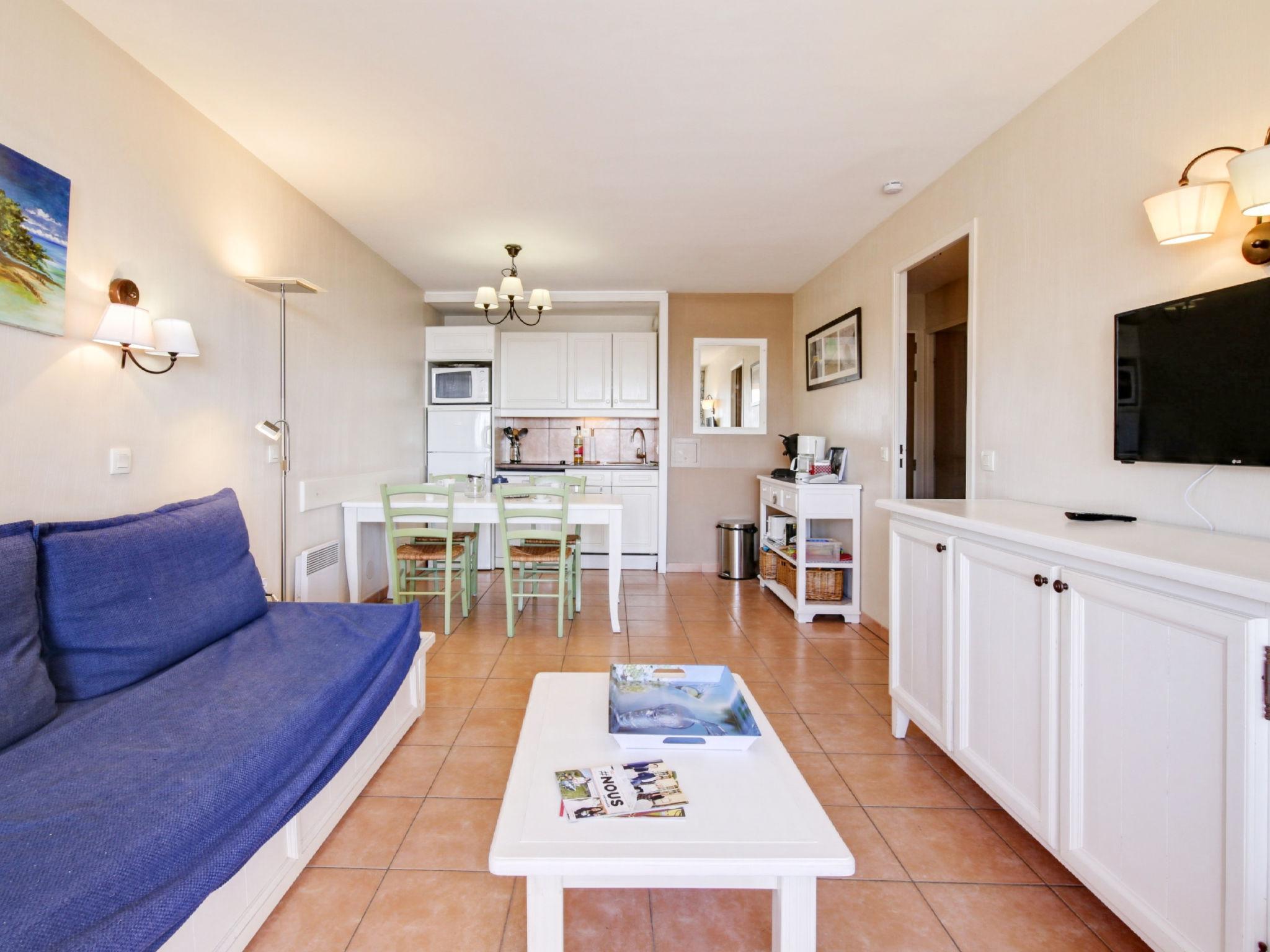 Photo 4 - 2 bedroom Apartment in Six-Fours-les-Plages with swimming pool and terrace