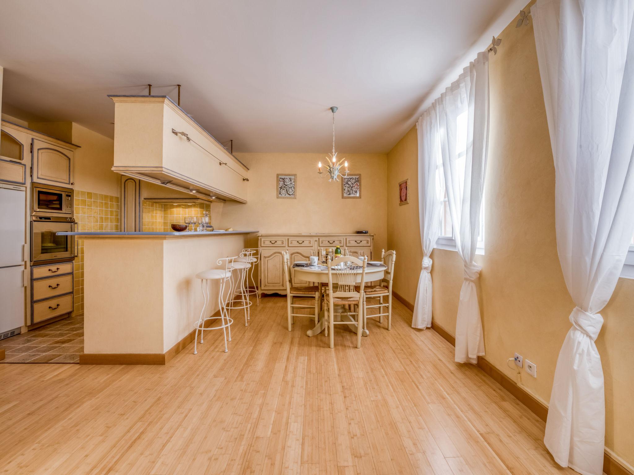 Foto 7 - Appartamento con 2 camere da letto a Saint-Tropez con vista mare