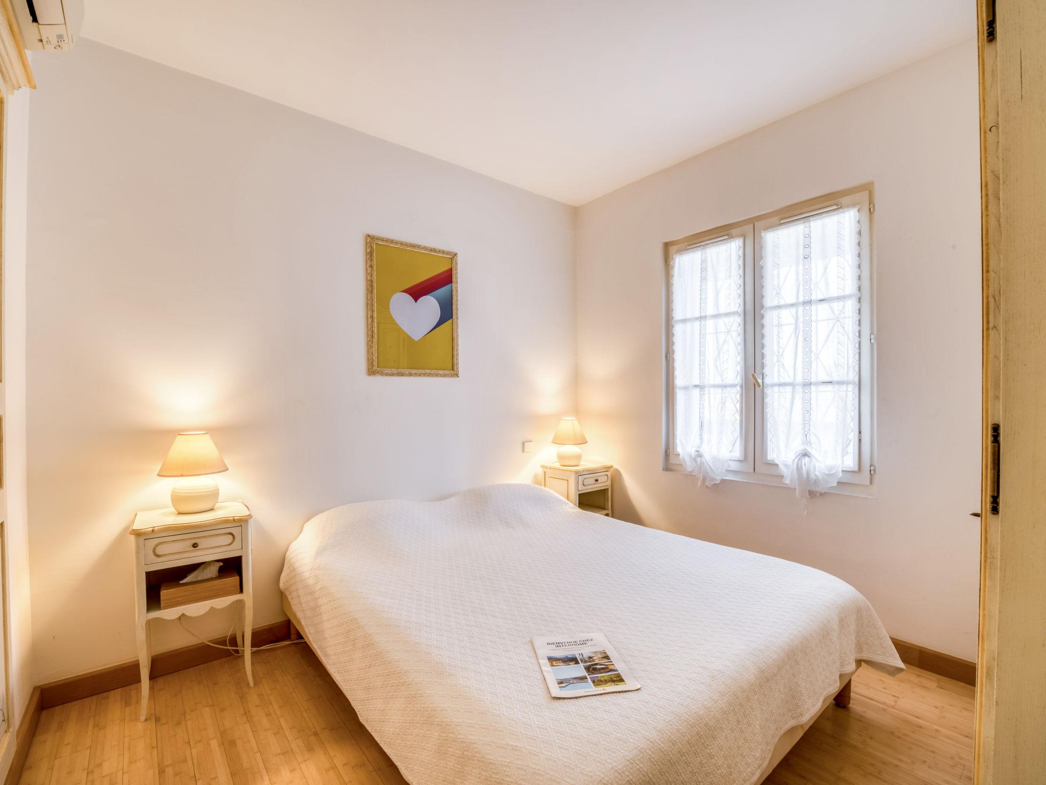 Foto 10 - Appartamento con 2 camere da letto a Saint-Tropez con vista mare
