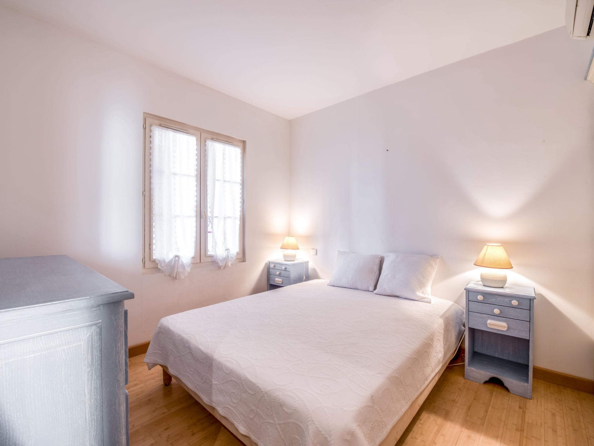 Foto 4 - Appartamento con 2 camere da letto a Saint-Tropez con vista mare