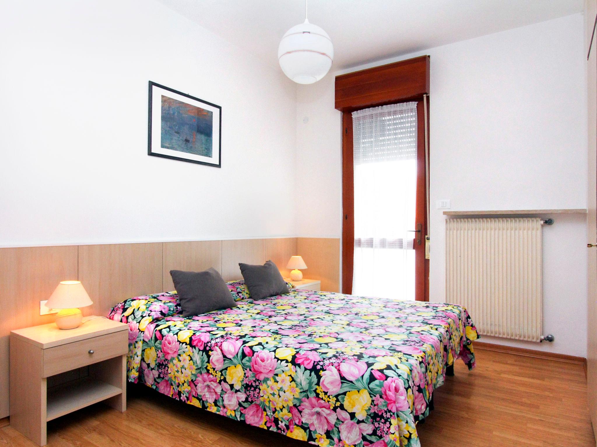 Foto 9 - Casa con 4 camere da letto a Lignano Sabbiadoro con giardino e vista mare
