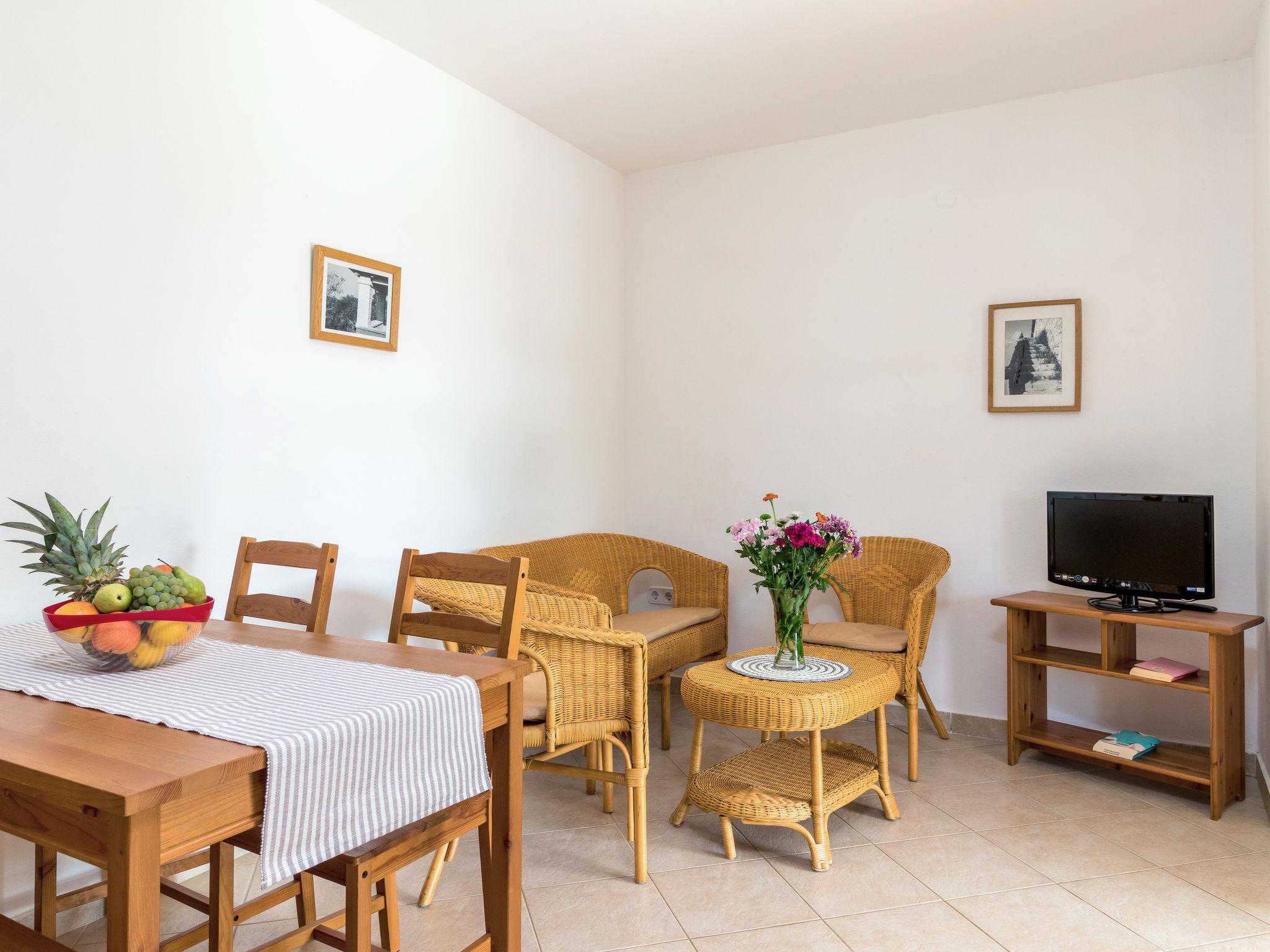 Photo 2 - 2 bedroom Apartment in Poreč with swimming pool and garden