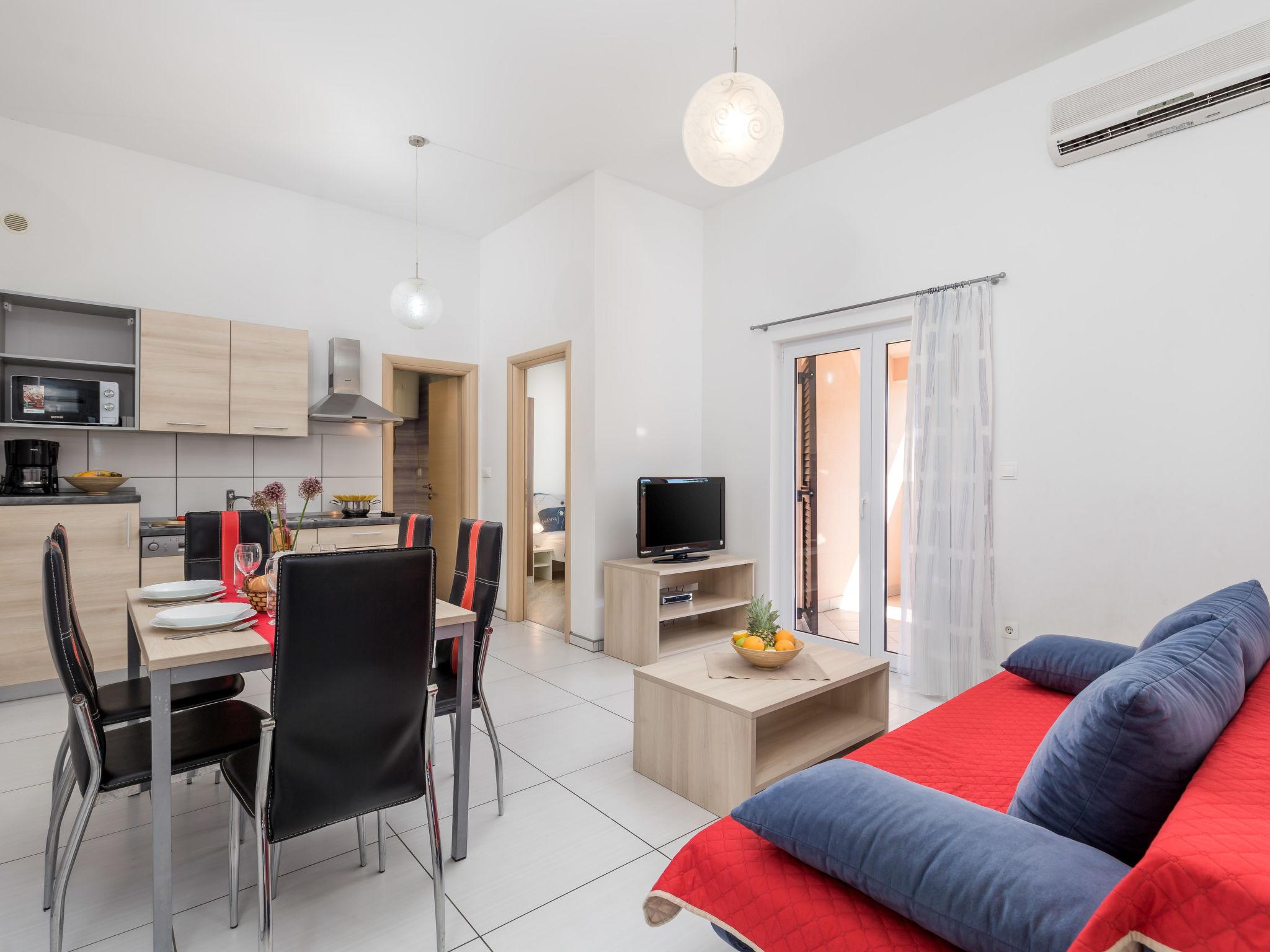 Foto 8 - Appartamento con 2 camere da letto a Dobrinj con piscina e vista mare