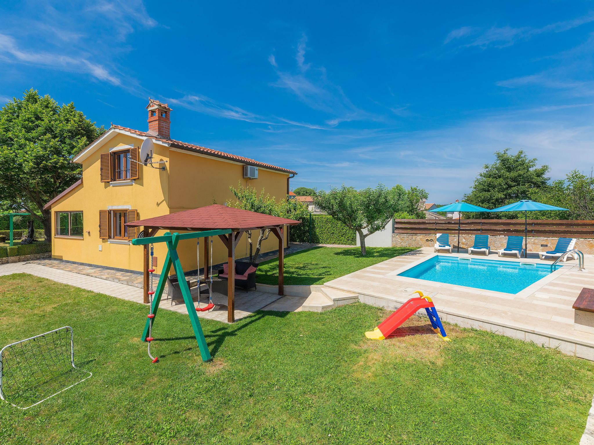 Photo 1 - Maison de 2 chambres à Sveti Petar u Šumi avec piscine privée et jardin