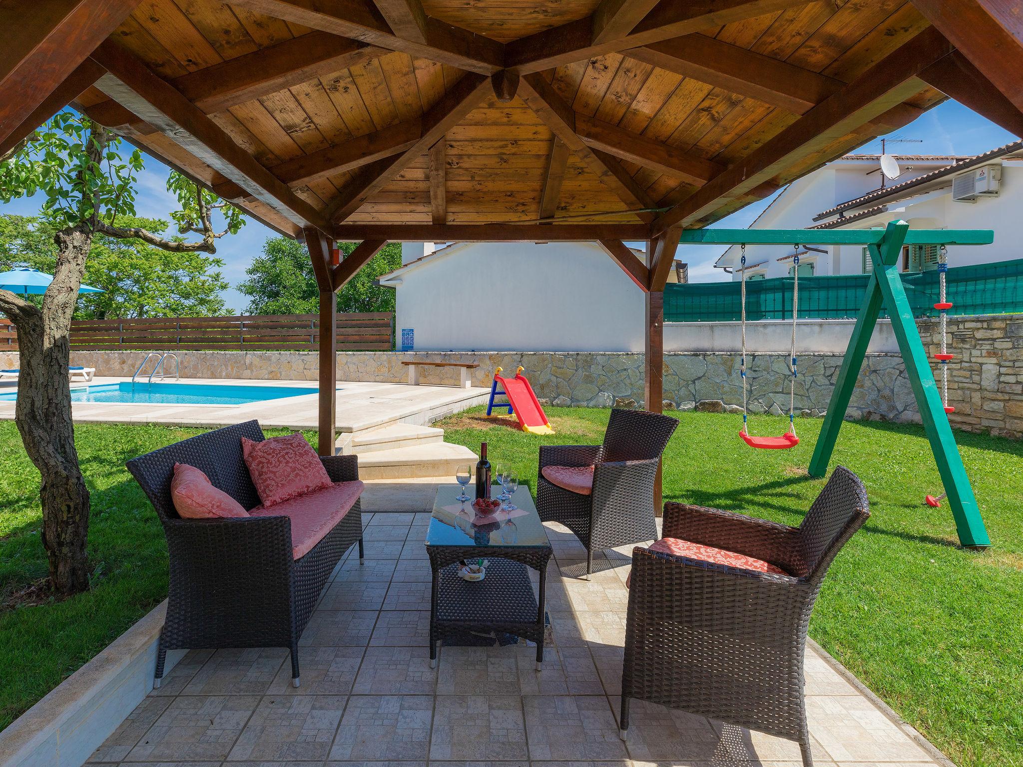Foto 15 - Casa de 2 quartos em Sveti Petar u Šumi com piscina privada e vistas do mar