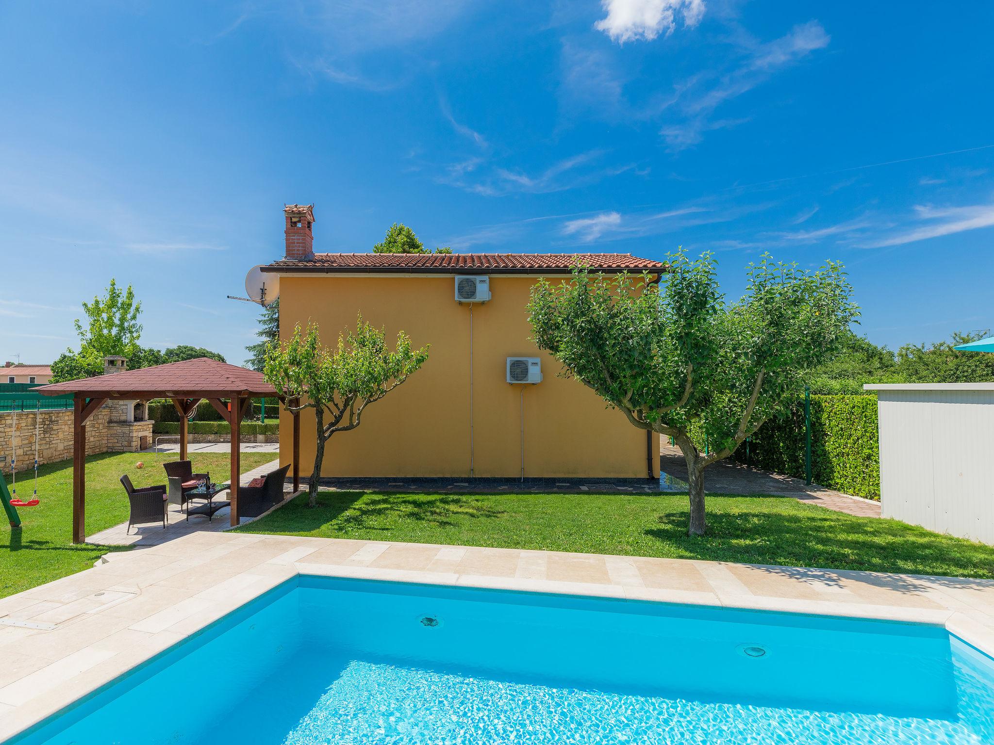 Photo 34 - Maison de 2 chambres à Sveti Petar u Šumi avec piscine privée et vues à la mer