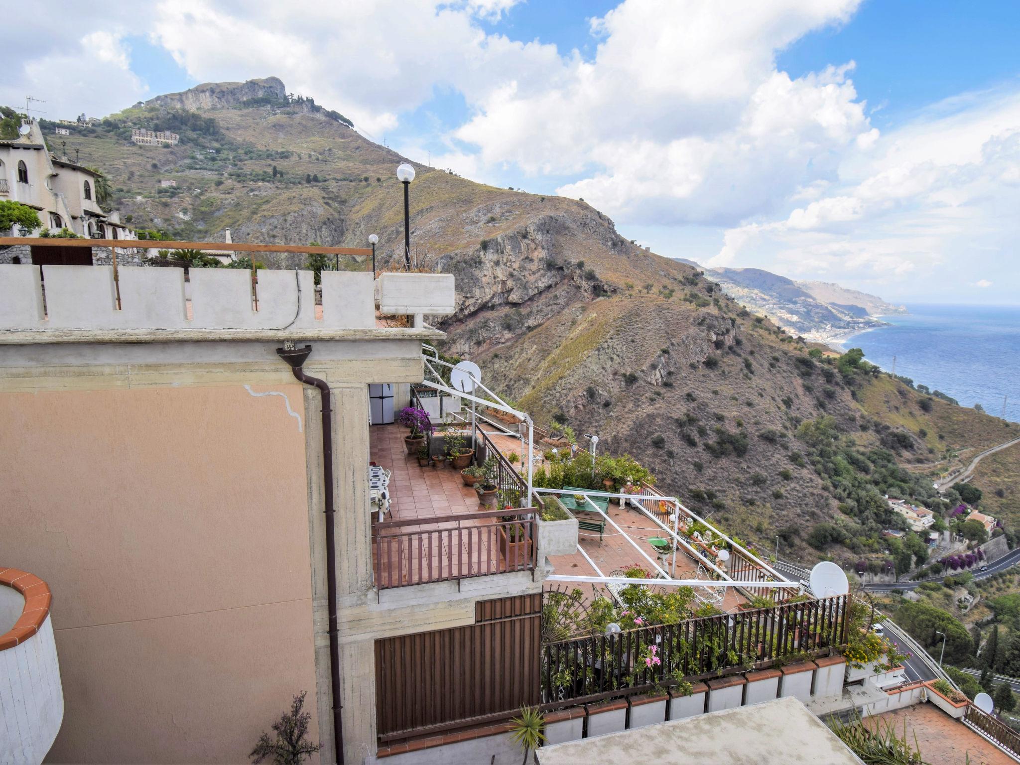 Foto 16 - Appartamento con 1 camera da letto a Taormina con terrazza e vista mare