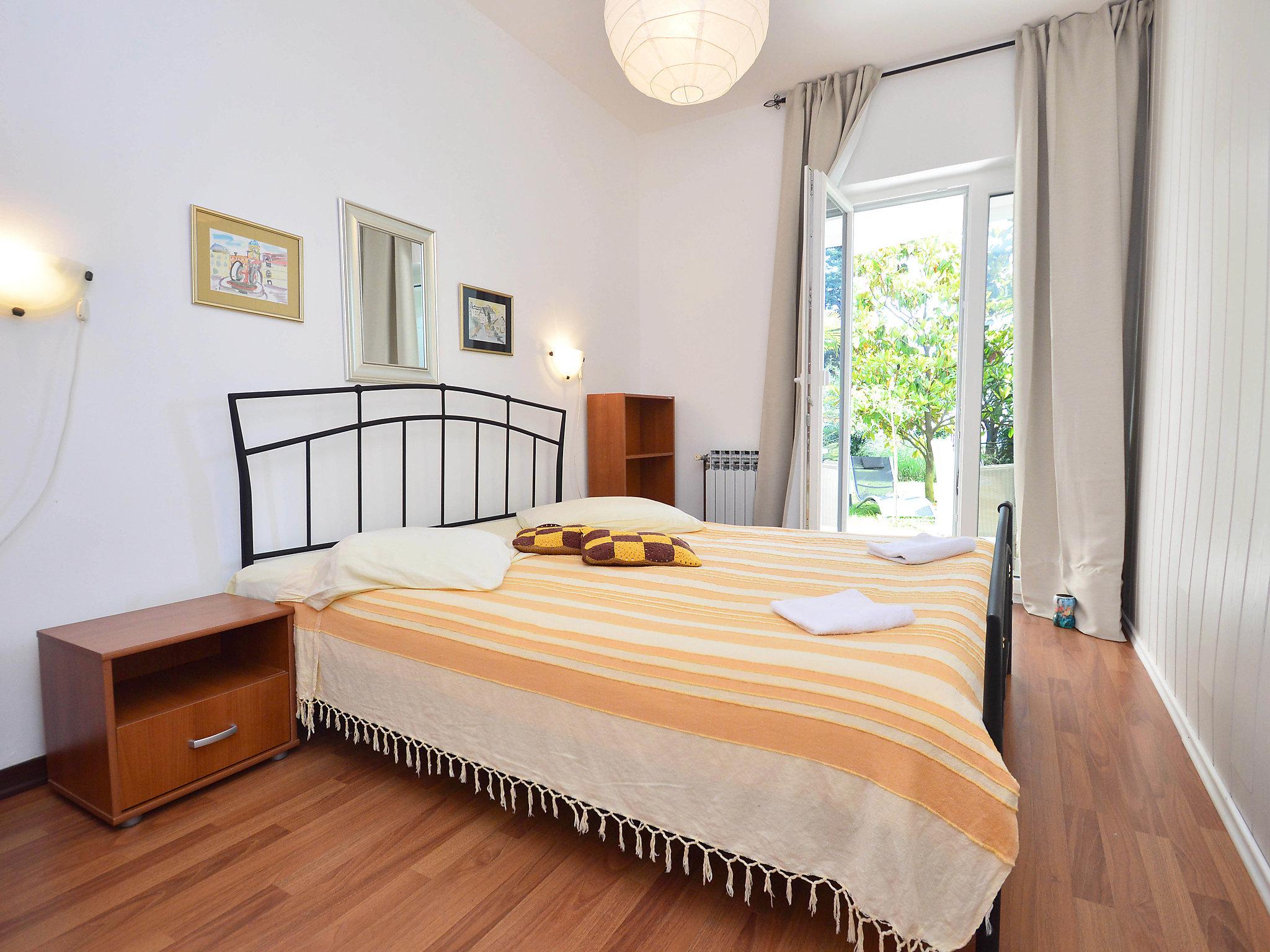 Foto 5 - Appartamento con 2 camere da letto a Umag con giardino e terrazza