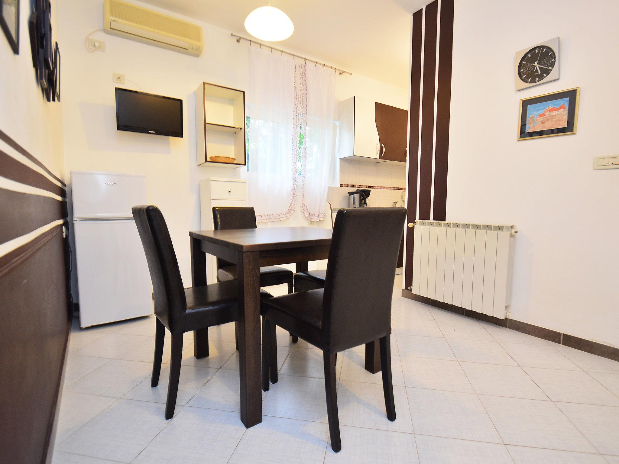 Photo 8 - 2 bedroom Apartment in Umag with garden and terrace