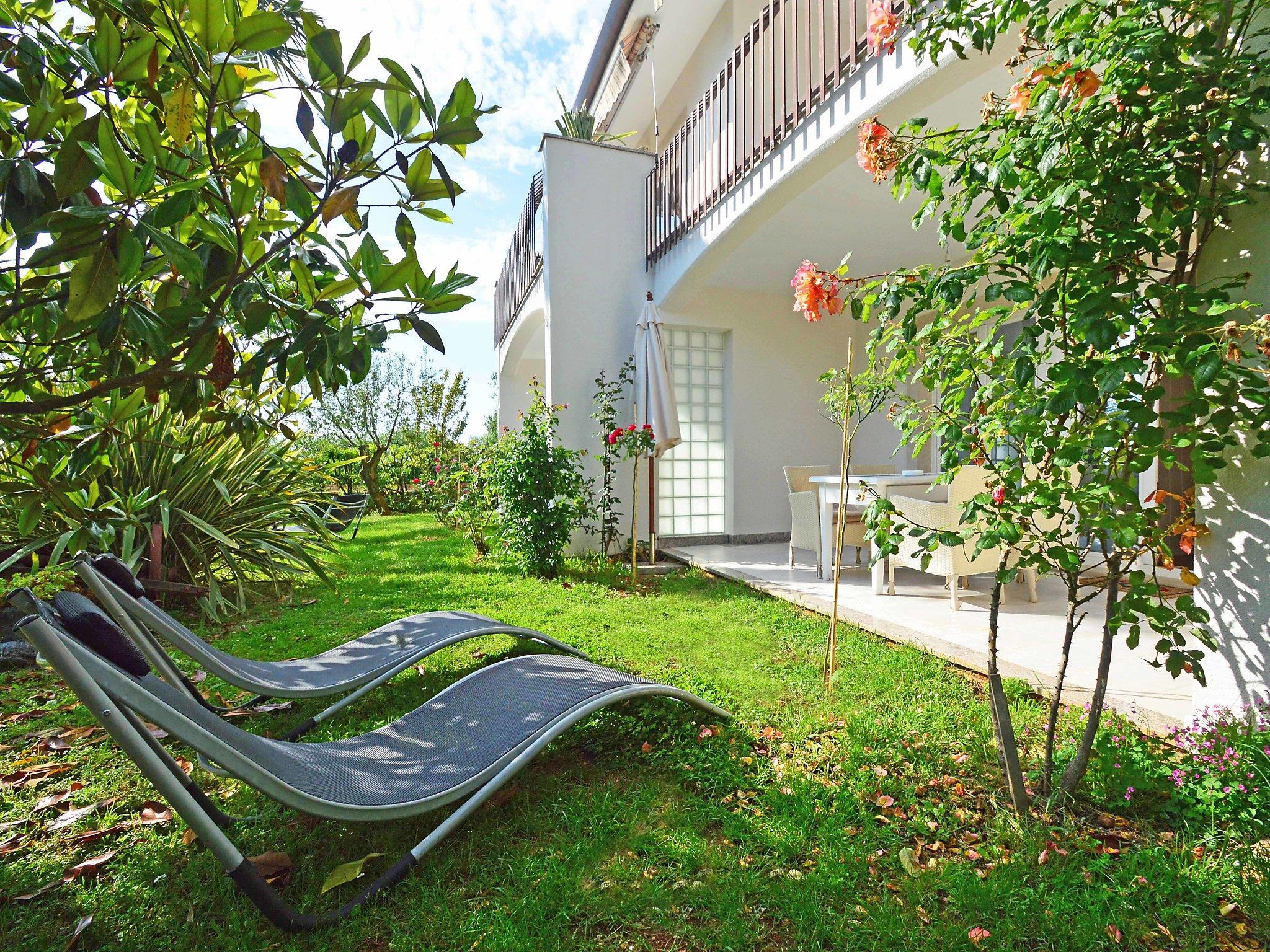 Photo 6 - Appartement de 2 chambres à Umag avec jardin et terrasse