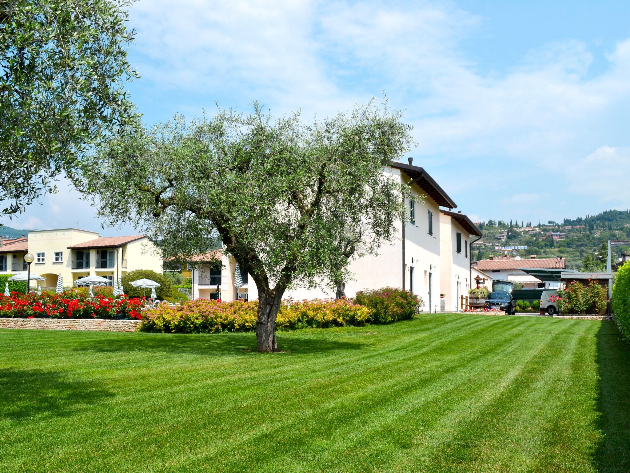 Foto 36 - Apartamento de 2 habitaciones en Garda con piscina y vistas a la montaña