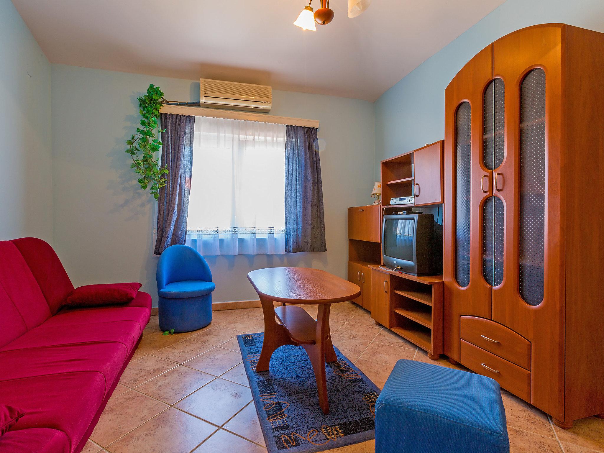 Photo 4 - 1 bedroom Apartment in Karlobag with swimming pool and terrace