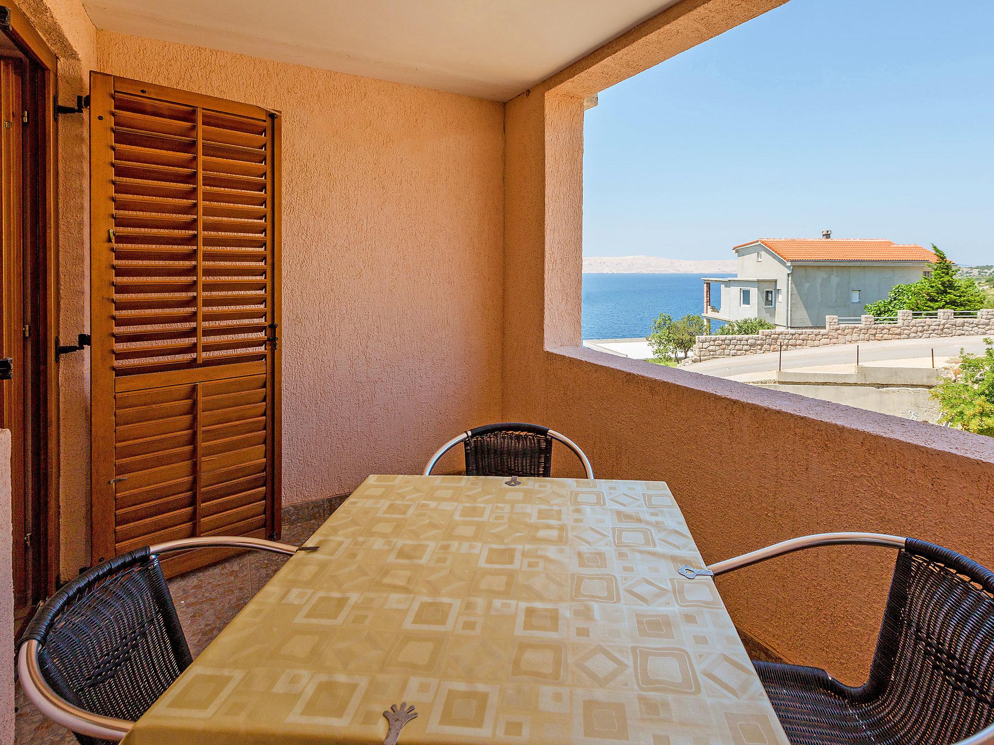 Photo 2 - Appartement de 1 chambre à Karlobag avec piscine et terrasse