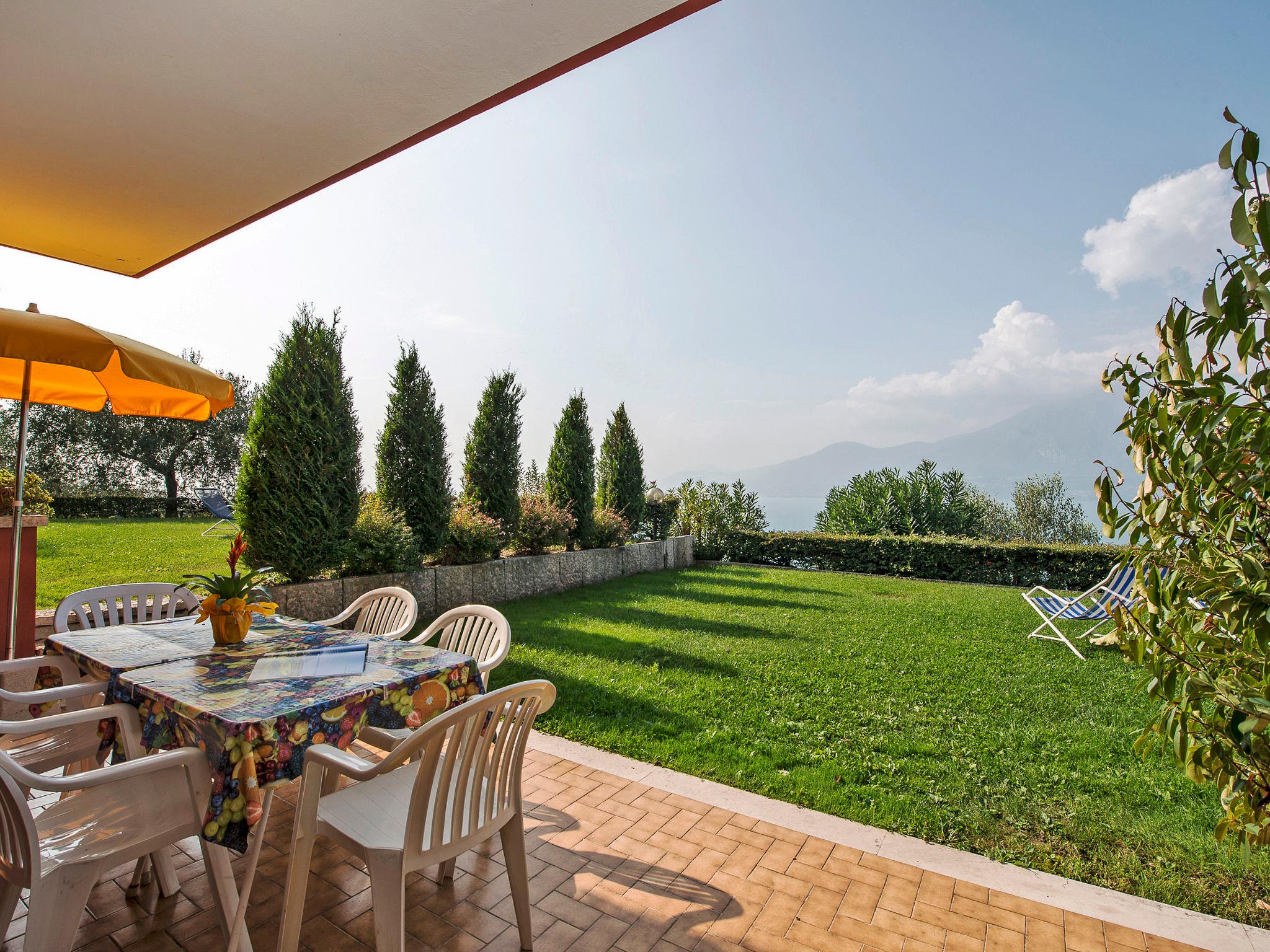 Foto 12 - Appartamento con 2 camere da letto a Torri del Benaco con piscina e vista sulle montagne