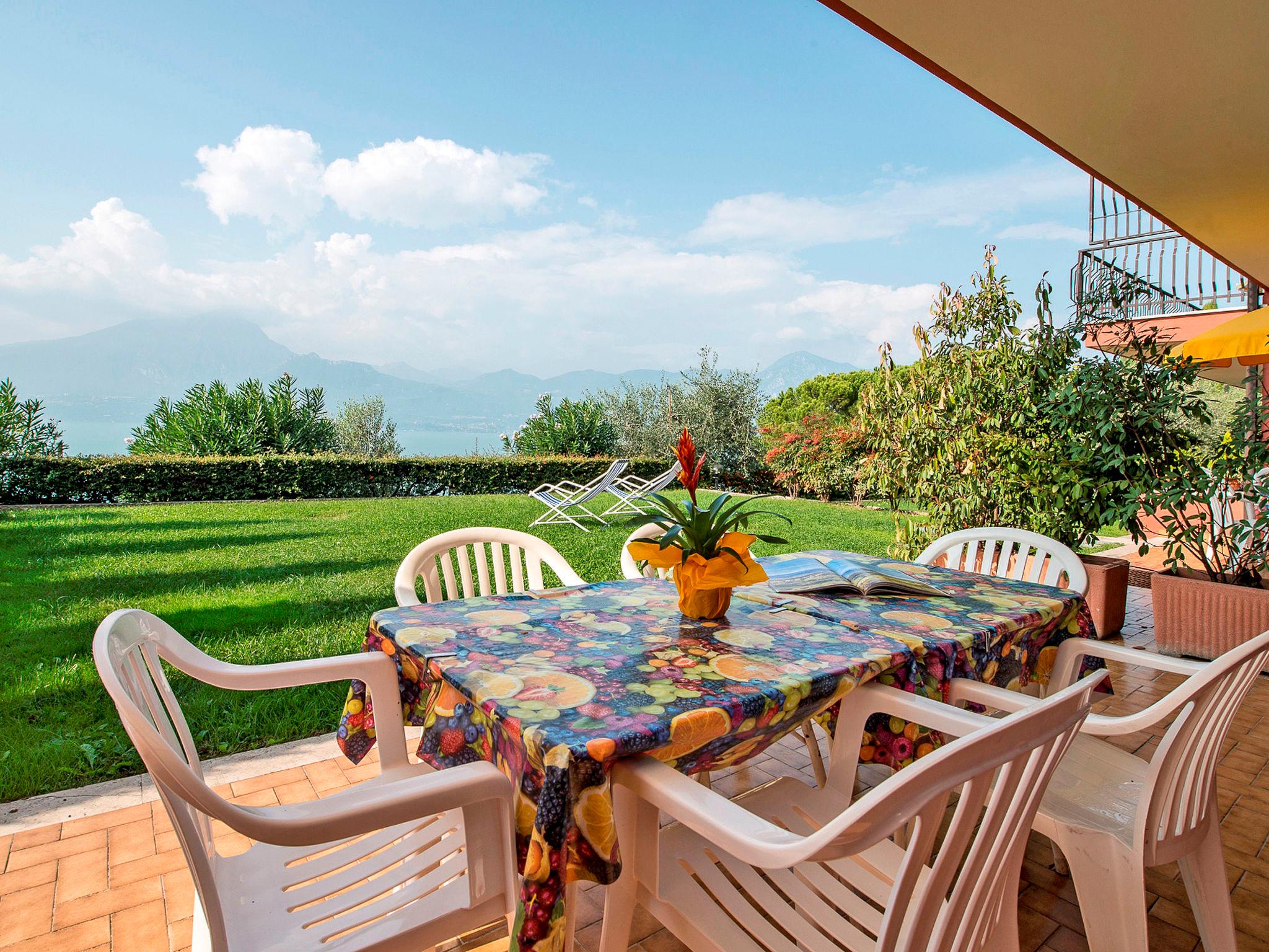 Foto 4 - Appartamento con 2 camere da letto a Torri del Benaco con piscina e vista sulle montagne