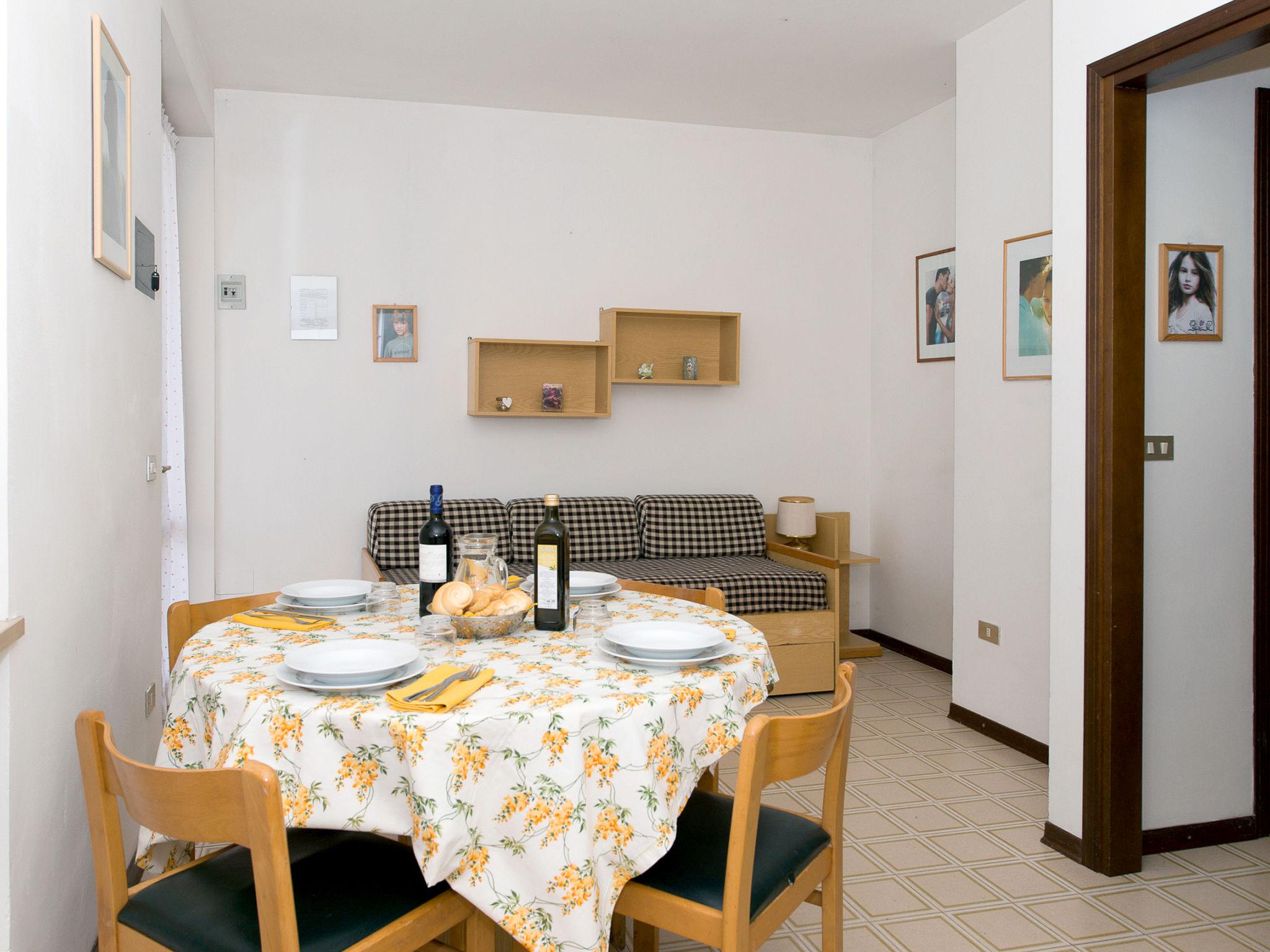 Photo 6 - 2 bedroom Apartment in Torri del Benaco with swimming pool and garden