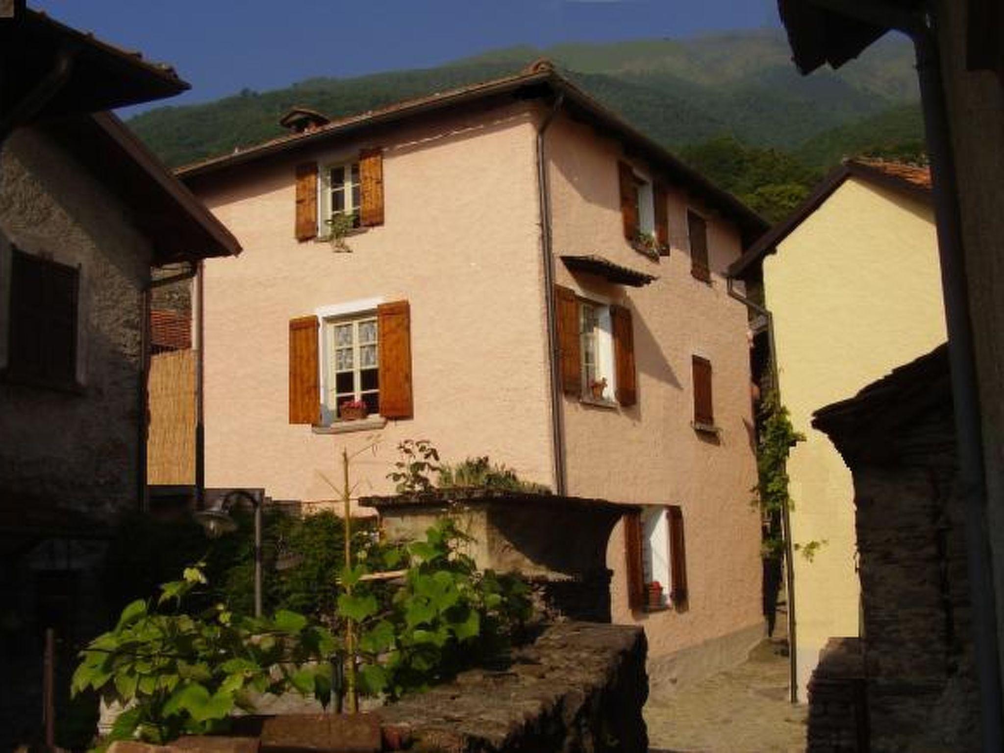 Foto 1 - Haus mit 2 Schlafzimmern in Pianello del Lario mit garten und blick auf die berge