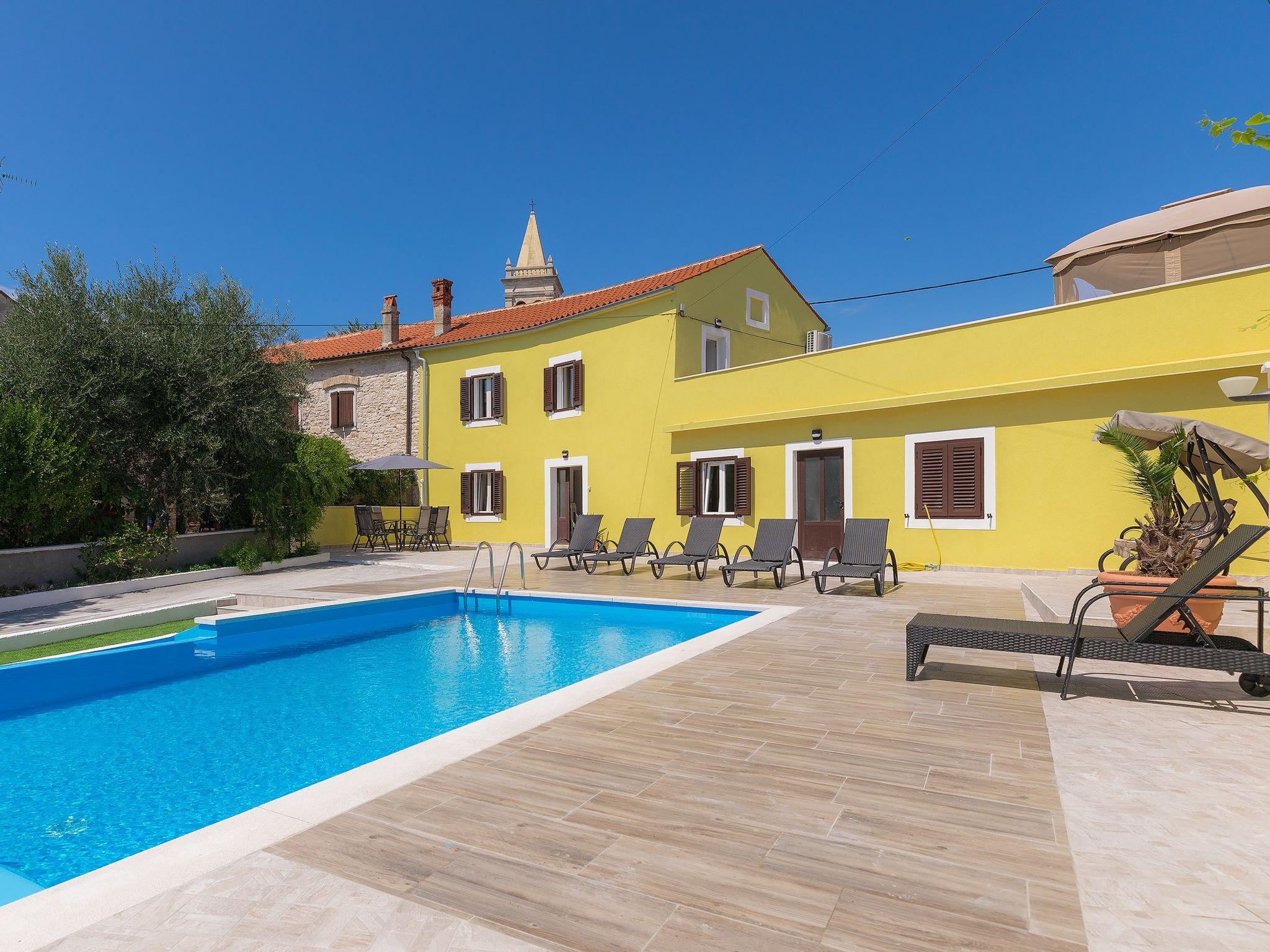 Photo 1 - Maison de 3 chambres à Ližnjan avec piscine privée et jardin