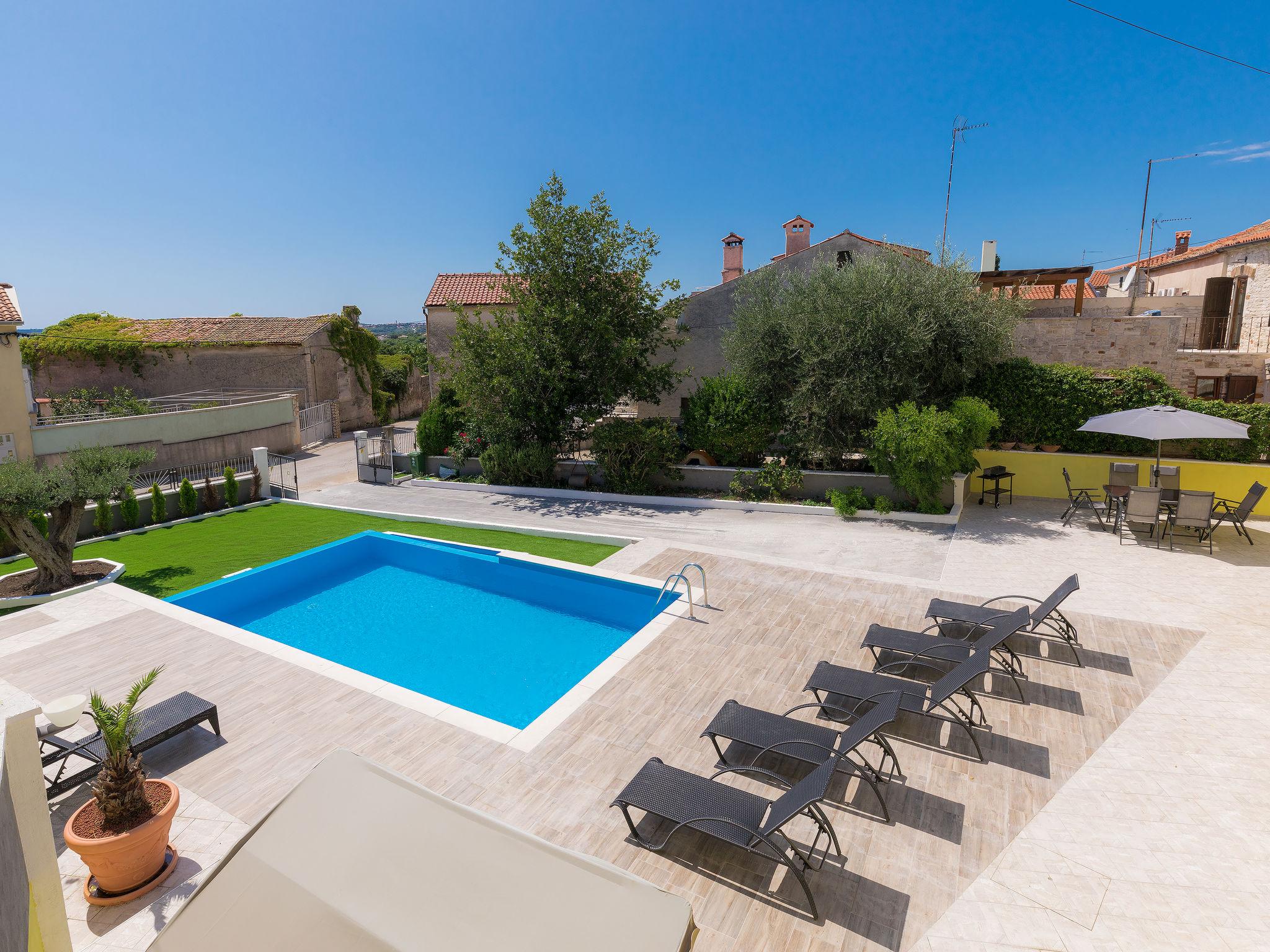 Photo 32 - Maison de 3 chambres à Ližnjan avec piscine privée et jardin