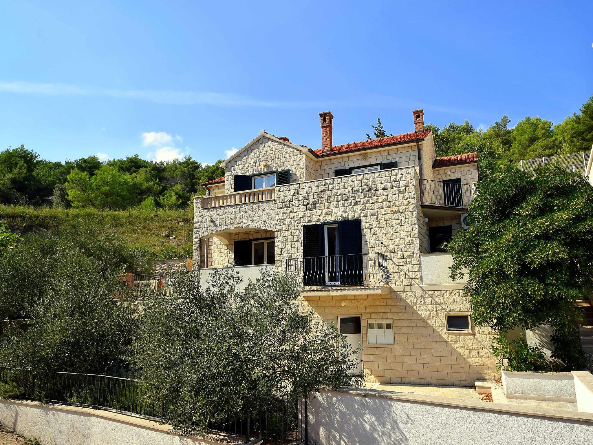 Foto 2 - Casa de 5 quartos em Postira com terraço e vistas do mar