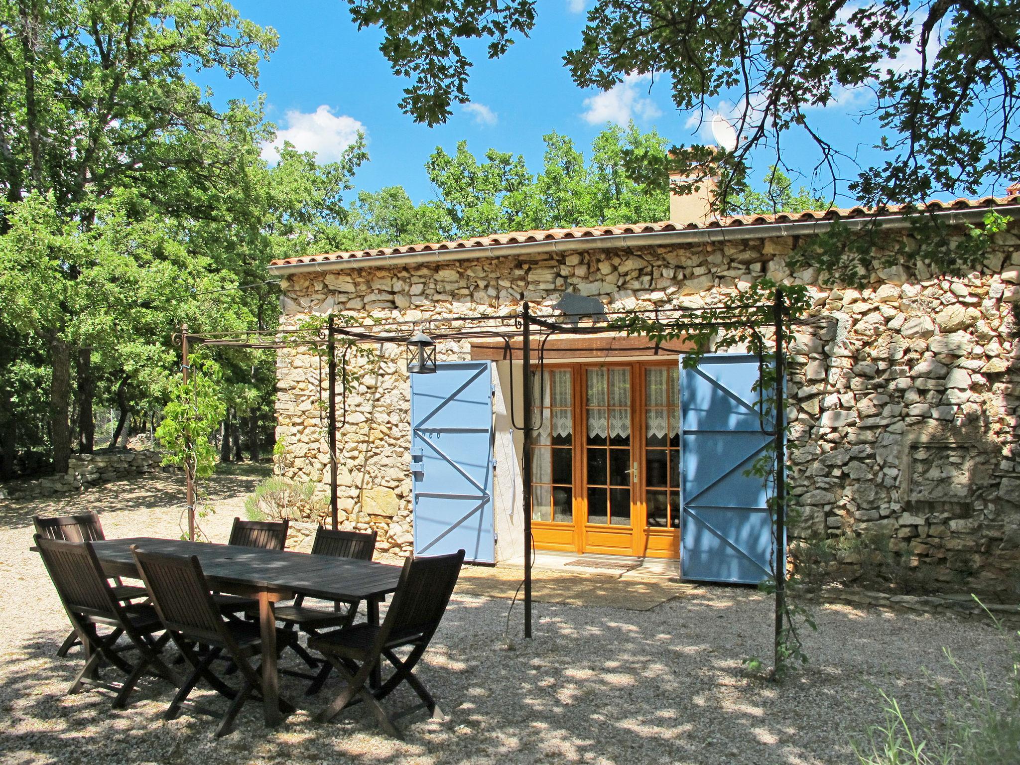 Foto 16 - Casa de 2 quartos em Régusse com piscina privada e jardim
