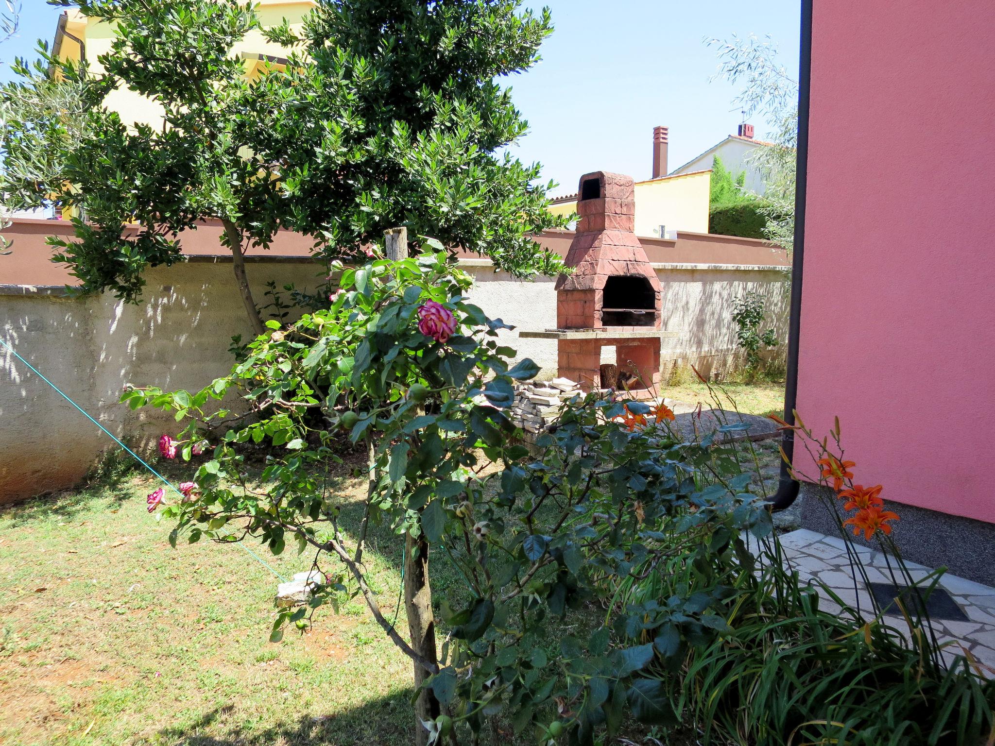 Photo 24 - Appartement de 3 chambres à Pula avec jardin et terrasse