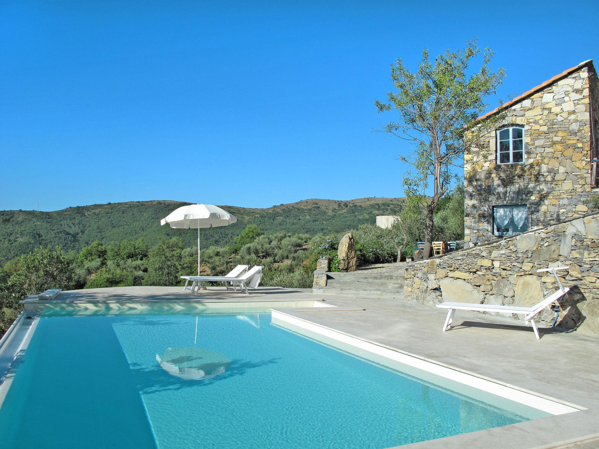 Photo 1 - Maison de 2 chambres à Pietrabruna avec piscine privée et jardin