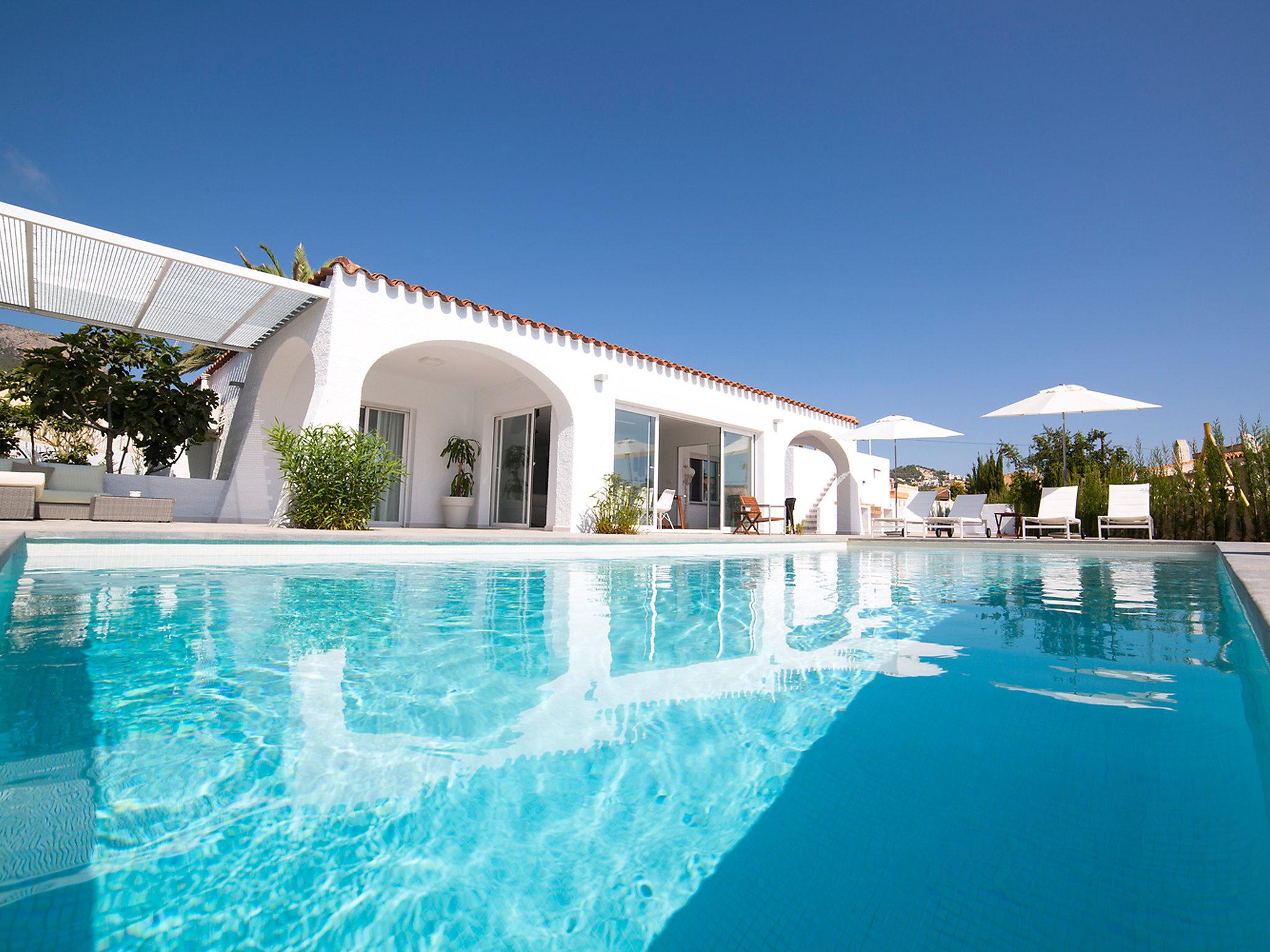 Foto 1 - Casa de 5 quartos em Calp com piscina privada e jardim