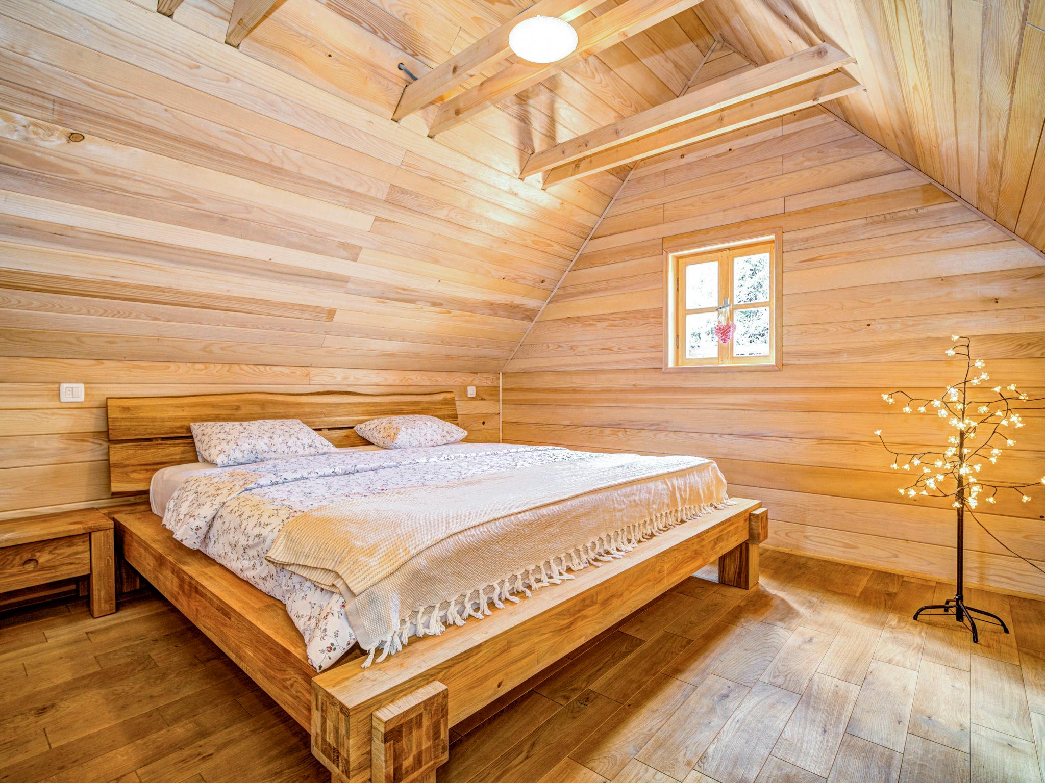 Foto 6 - Haus mit 2 Schlafzimmern in Plitvička jezera mit blick auf die berge