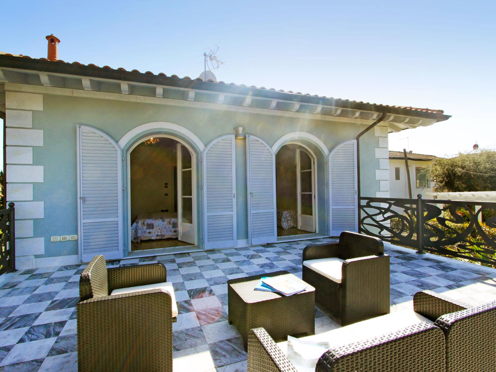 Photo 4 - Maison de 4 chambres à Forte dei Marmi avec piscine privée et vues à la mer